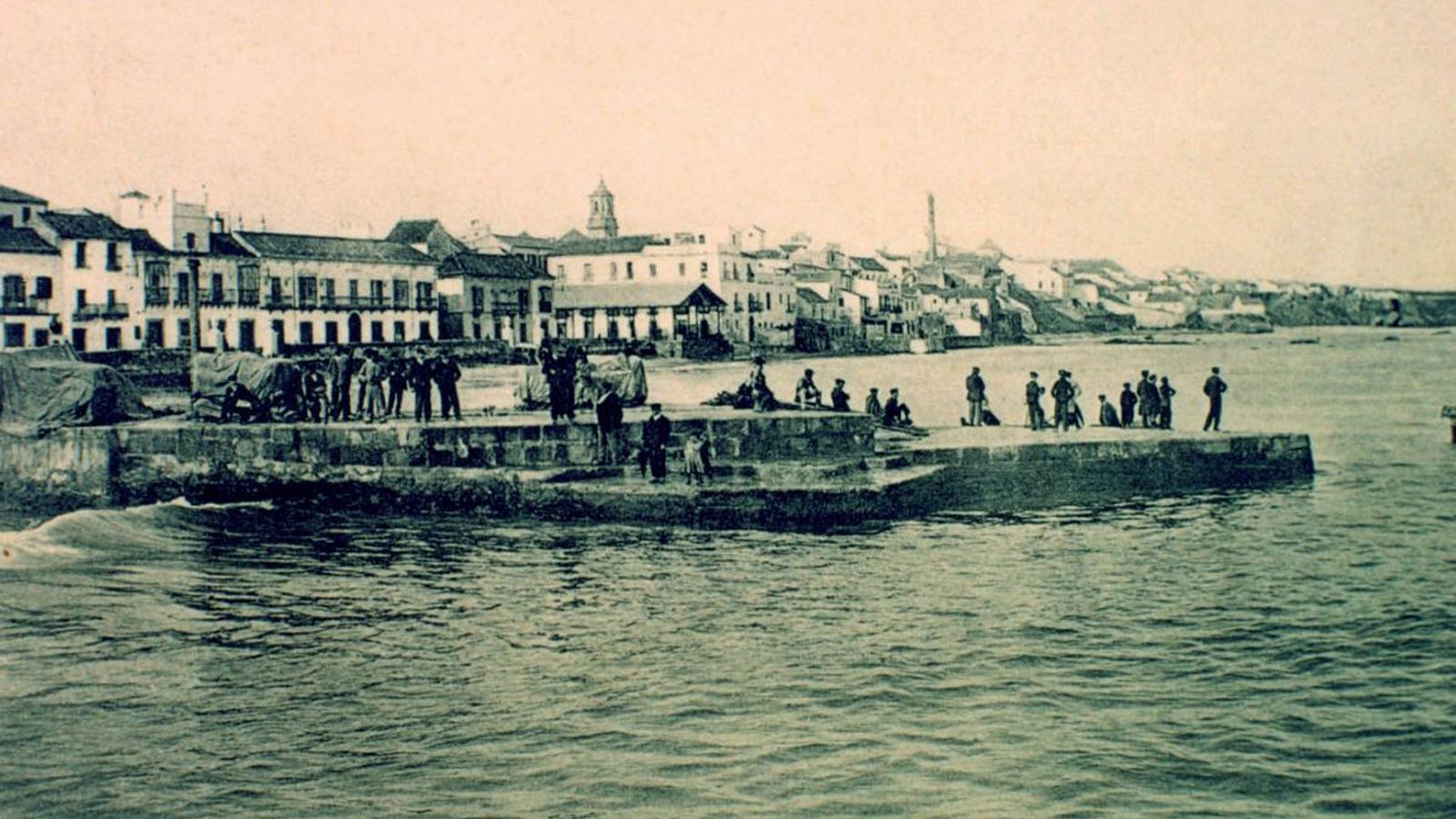 Muelle Comercial o Viejo construido por el Ayuntamiento en el año 1875.