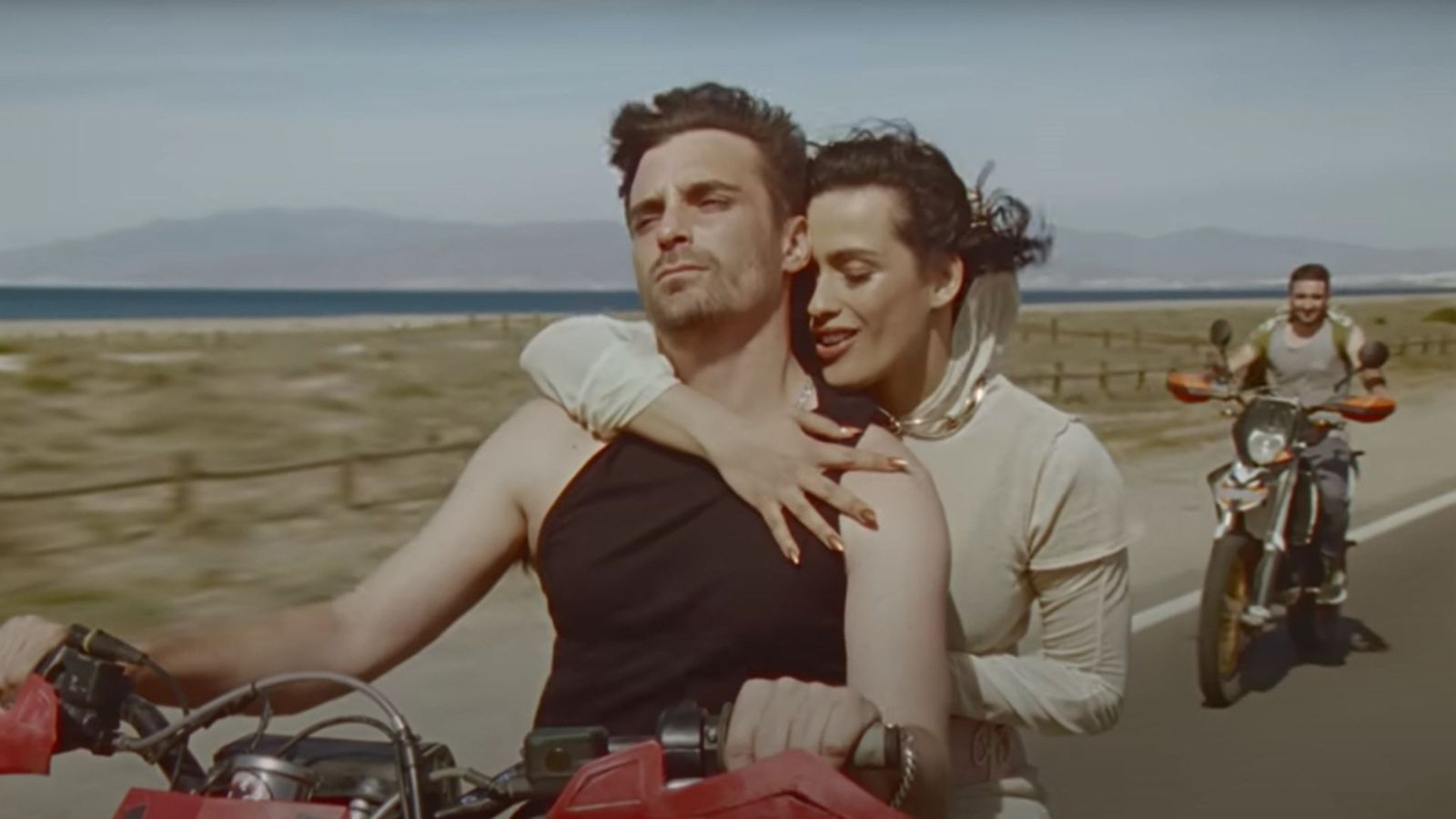 Chanel durante la grabación de su videoclip en la zona de las Salinas de Cabo de Gata.