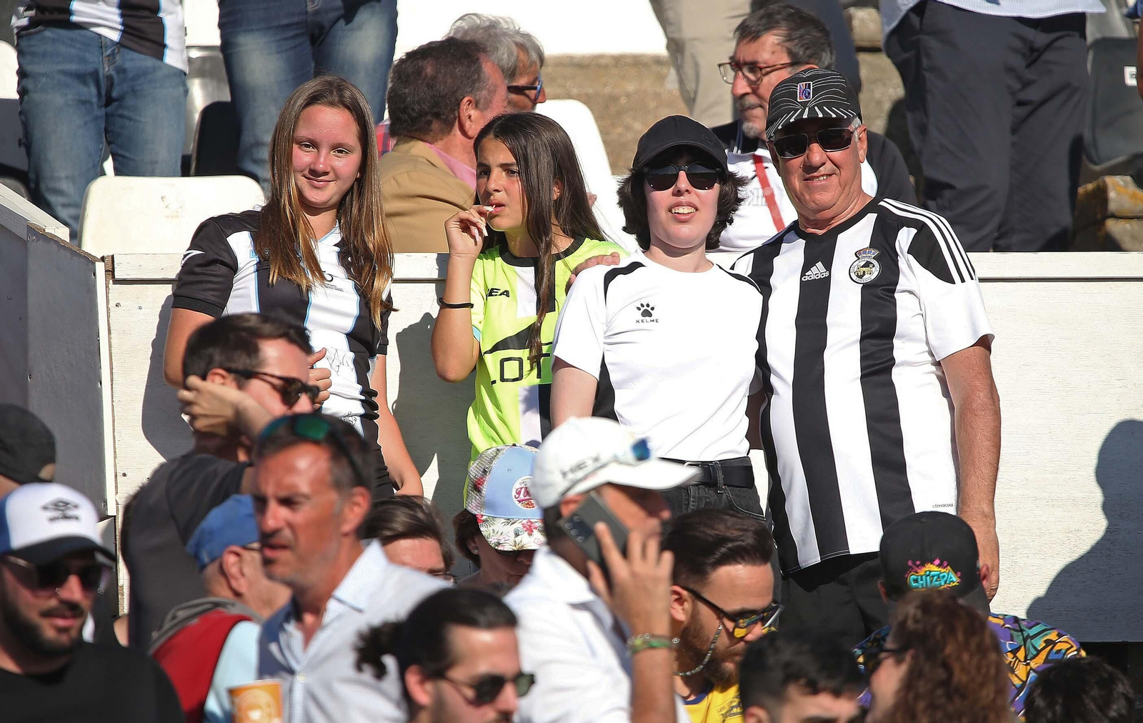 Fotos de la afición durante el Balona - Algeciras en el estadio municipal de La Línea
