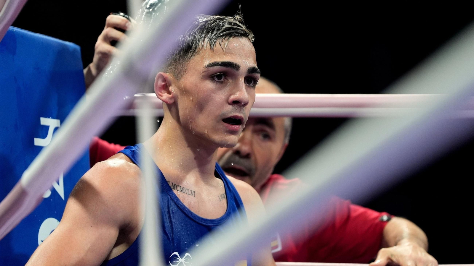 Rafa Lozano Jr. recibe las instrucciones de su padre, el seleccionador nacional Rafael Lozano, en un combate.