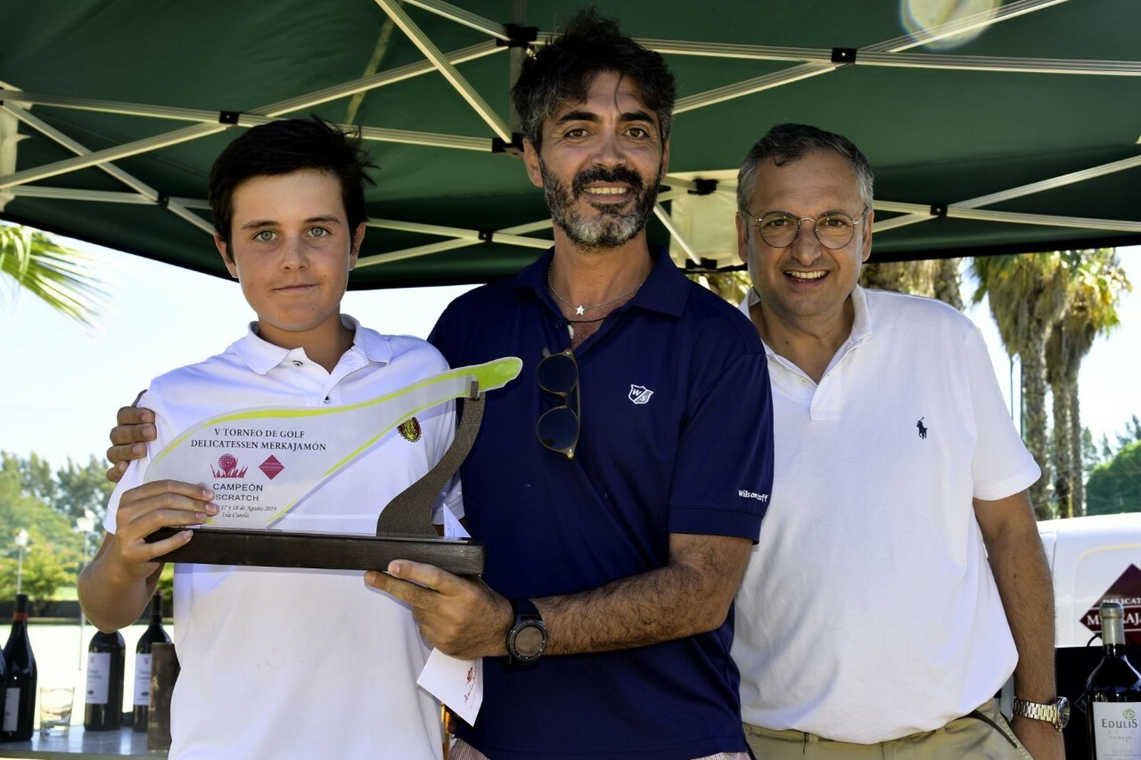 Kostka Horno, con el trofeo que le acredita como ganador en Isla Canela.