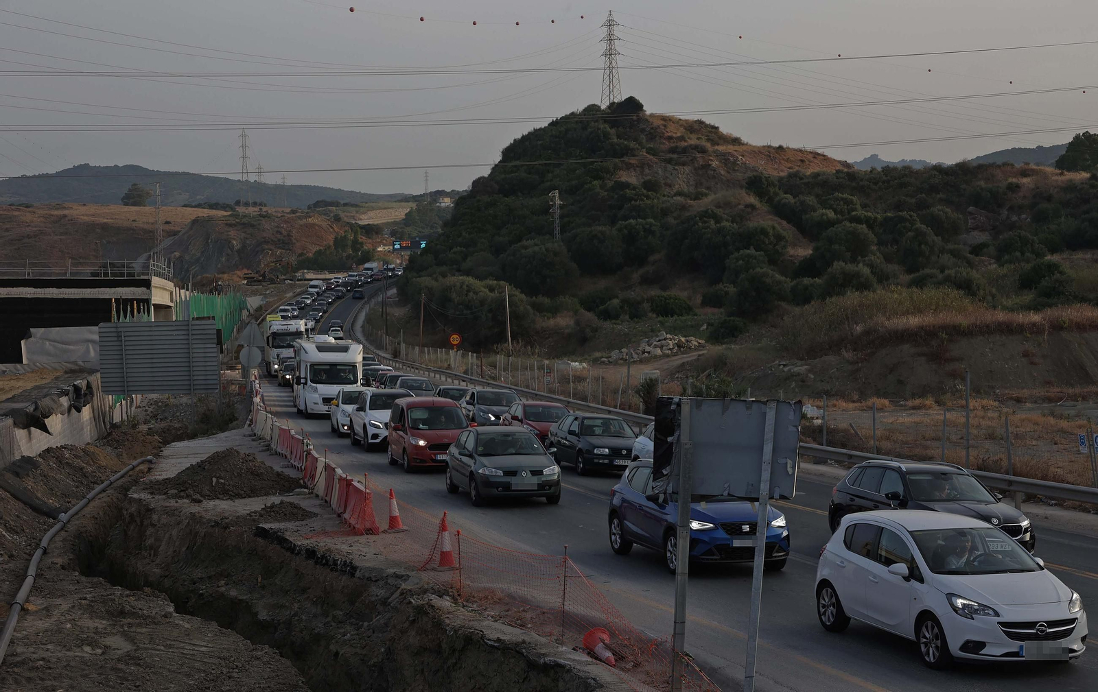 Fotos del colapso de tráfico en la N-340 por las obras del Acceso Sur de Algeciras