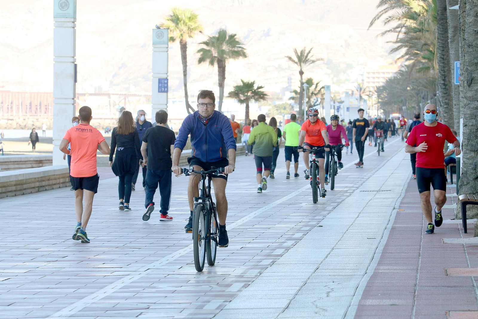 Las imágenes de la afluencia masiva de deportistas al paseo marítimo