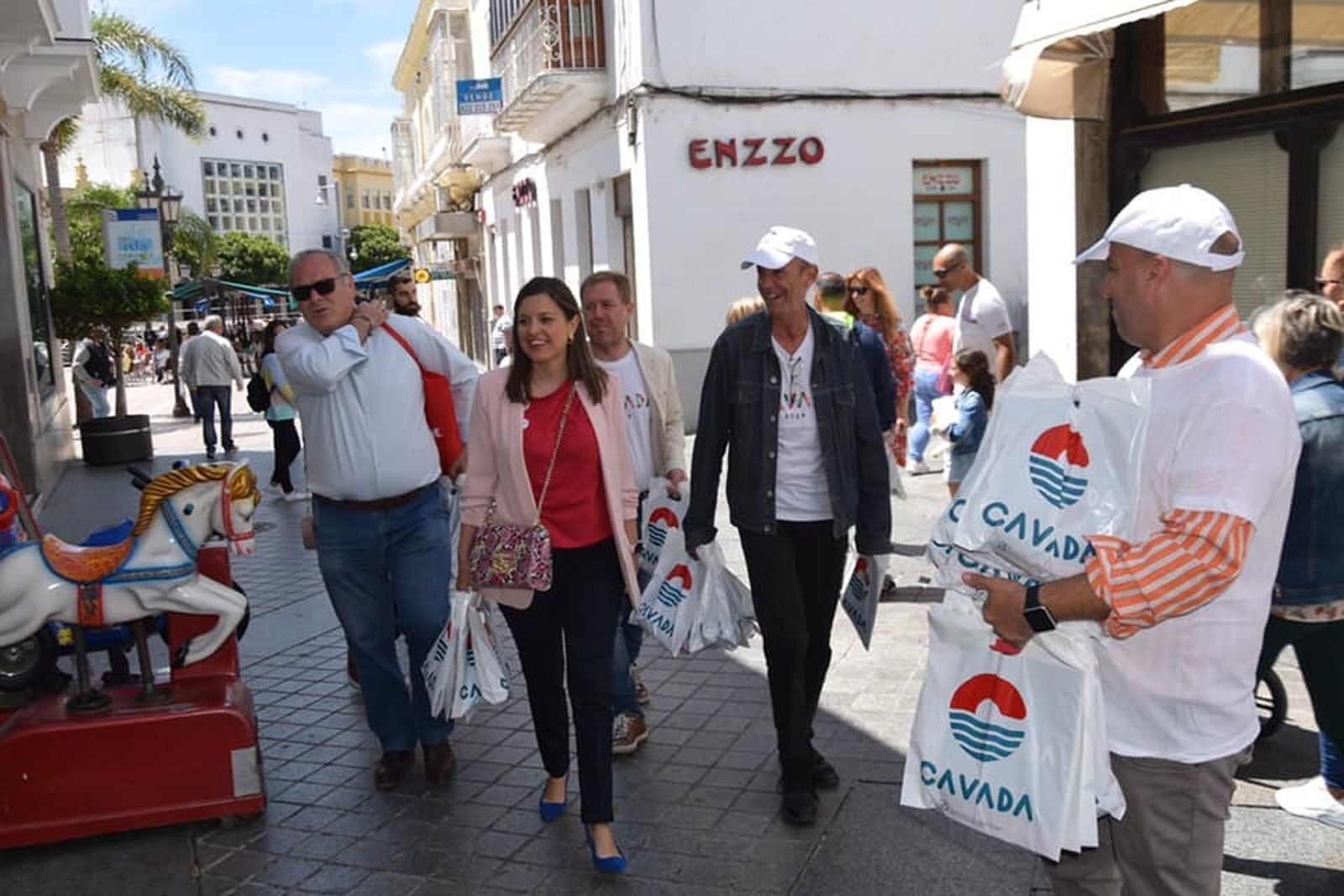 Cavada y otros miembros de la candidatura, en plena campaña electoral por el centro de San Fernando.
