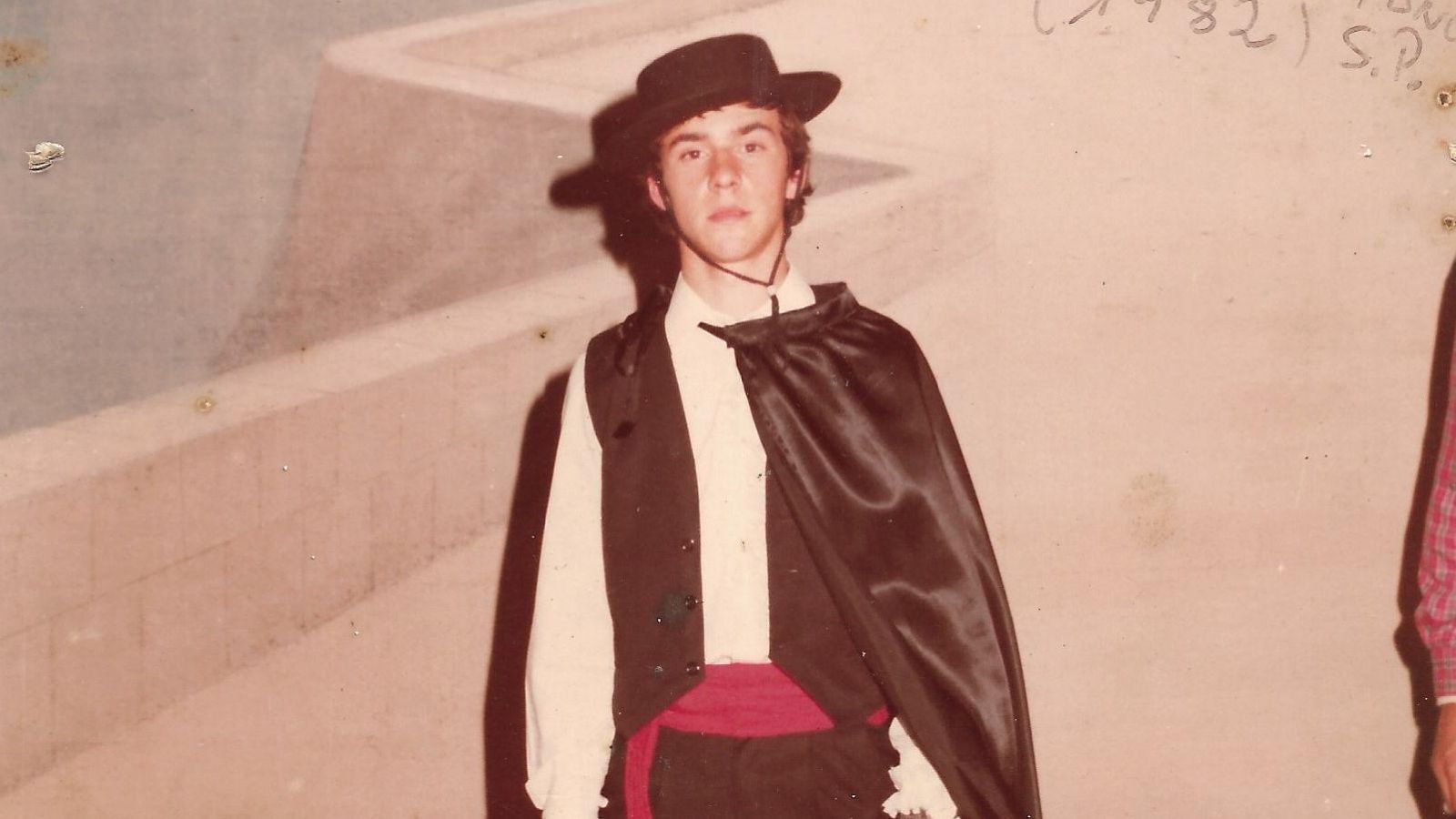 Con el tipo de su primera comparsa, 'Duendes gitanos', juvenil de 1982.