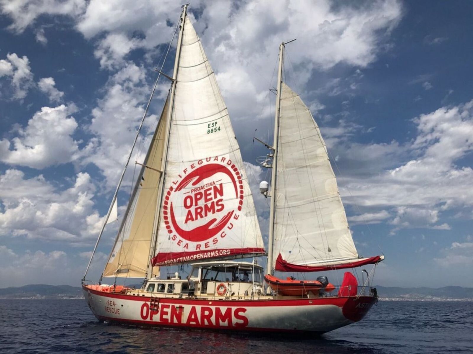 El ’Astral’ luciendo los colores de Open Arms.