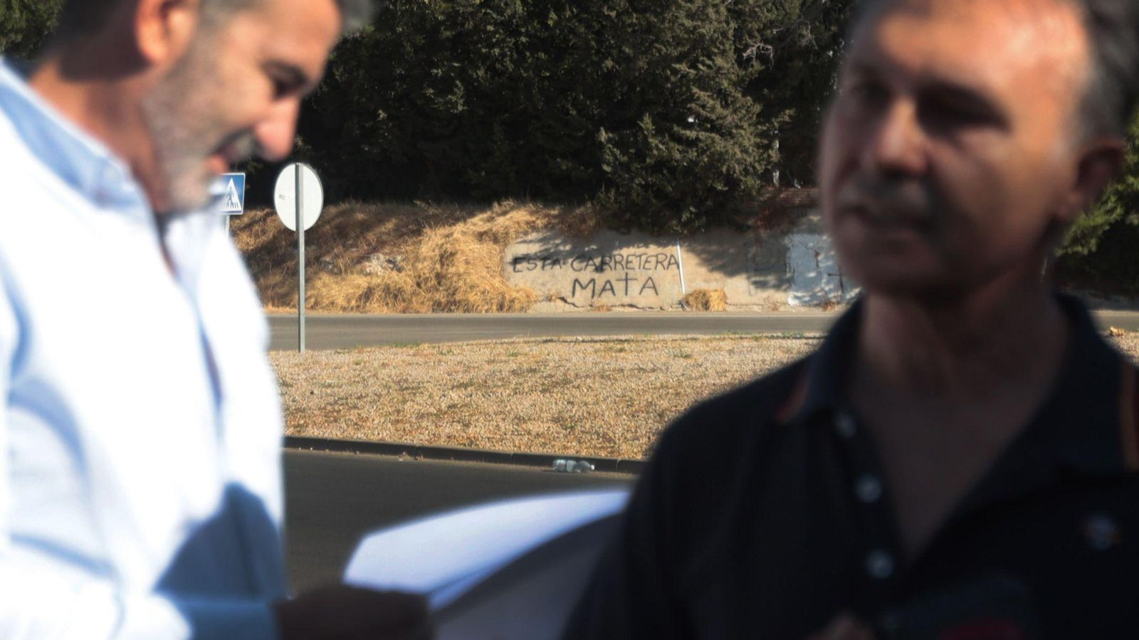 Uno de los carteles reivindicativos de la carretera A-2004.