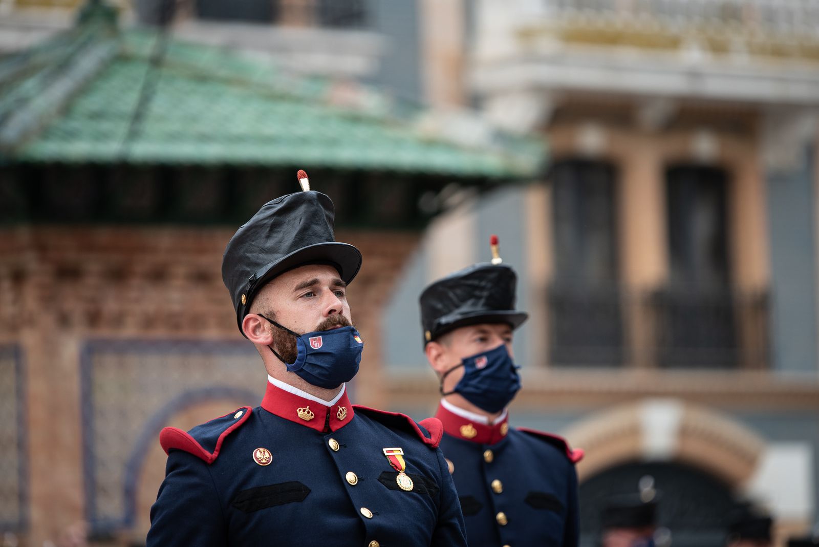 Imágenes del desfile de la Guardia Real por el centro de Huelva