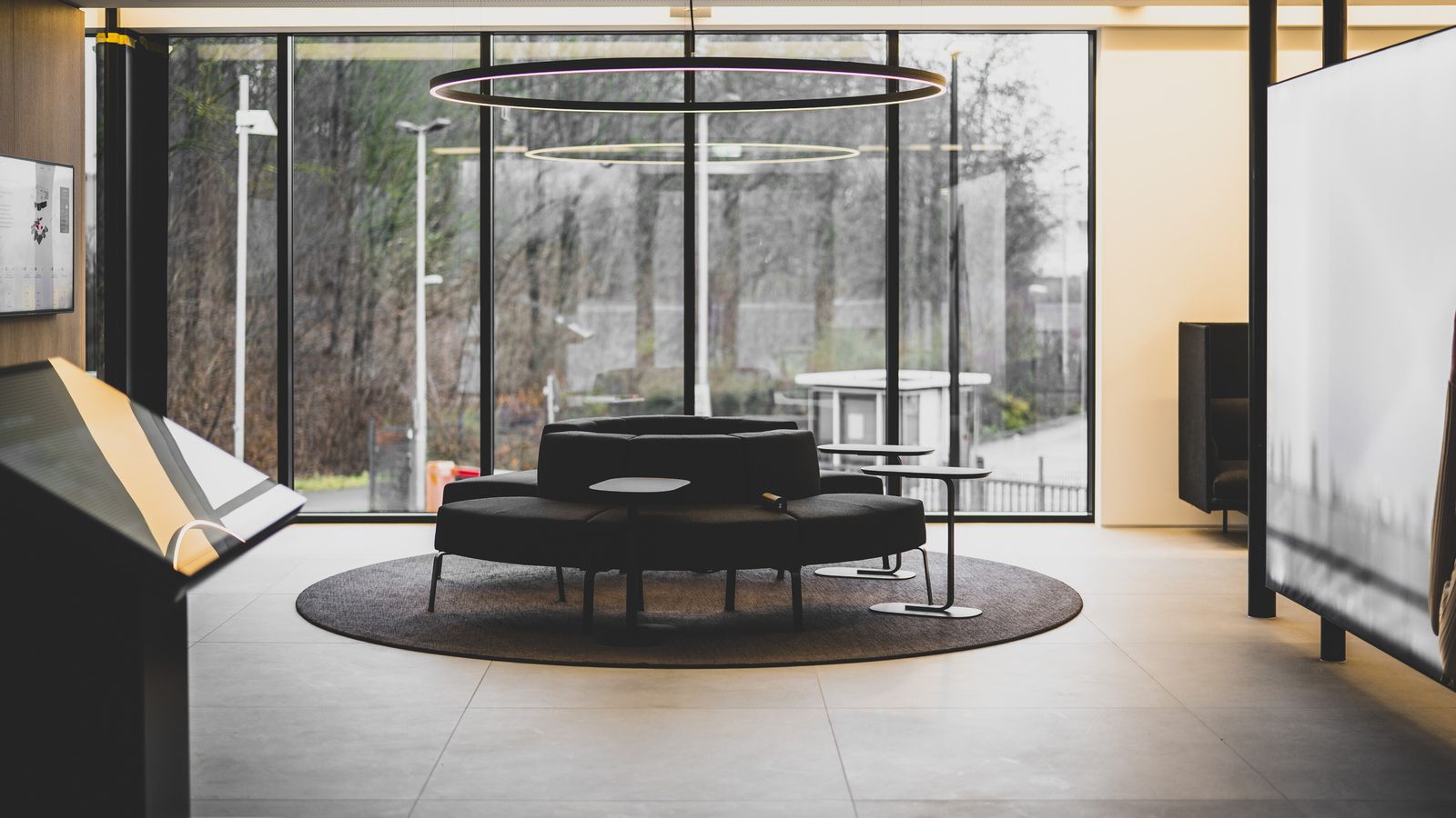 El núcleo de la instalación es la zona de descanso disponible para los propietarios de los vehículos que están cargando y pueden controlar el proceso desde una pantalla de 98".