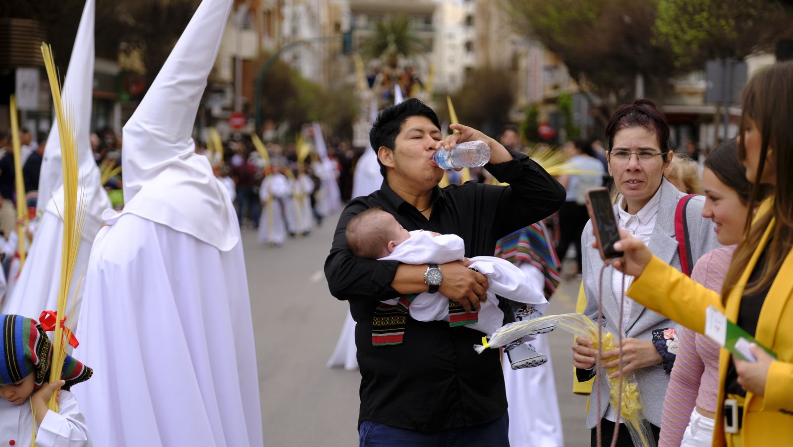 La Borriquita procesiona por las calles de Almería, en imágenes