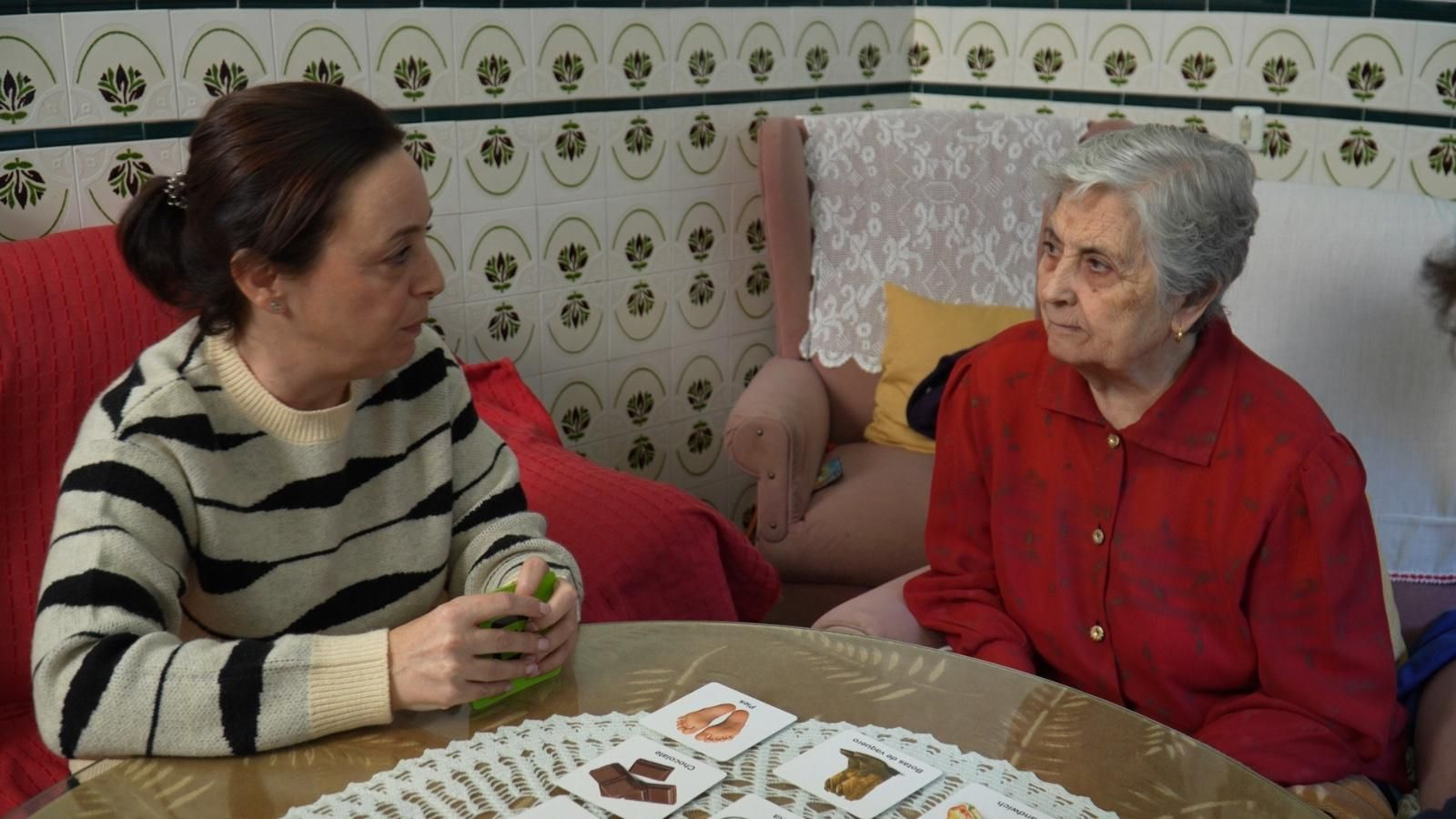 Una de las usuarias, junto a la psicóloga del proyecto 'Puerta a puerta'.