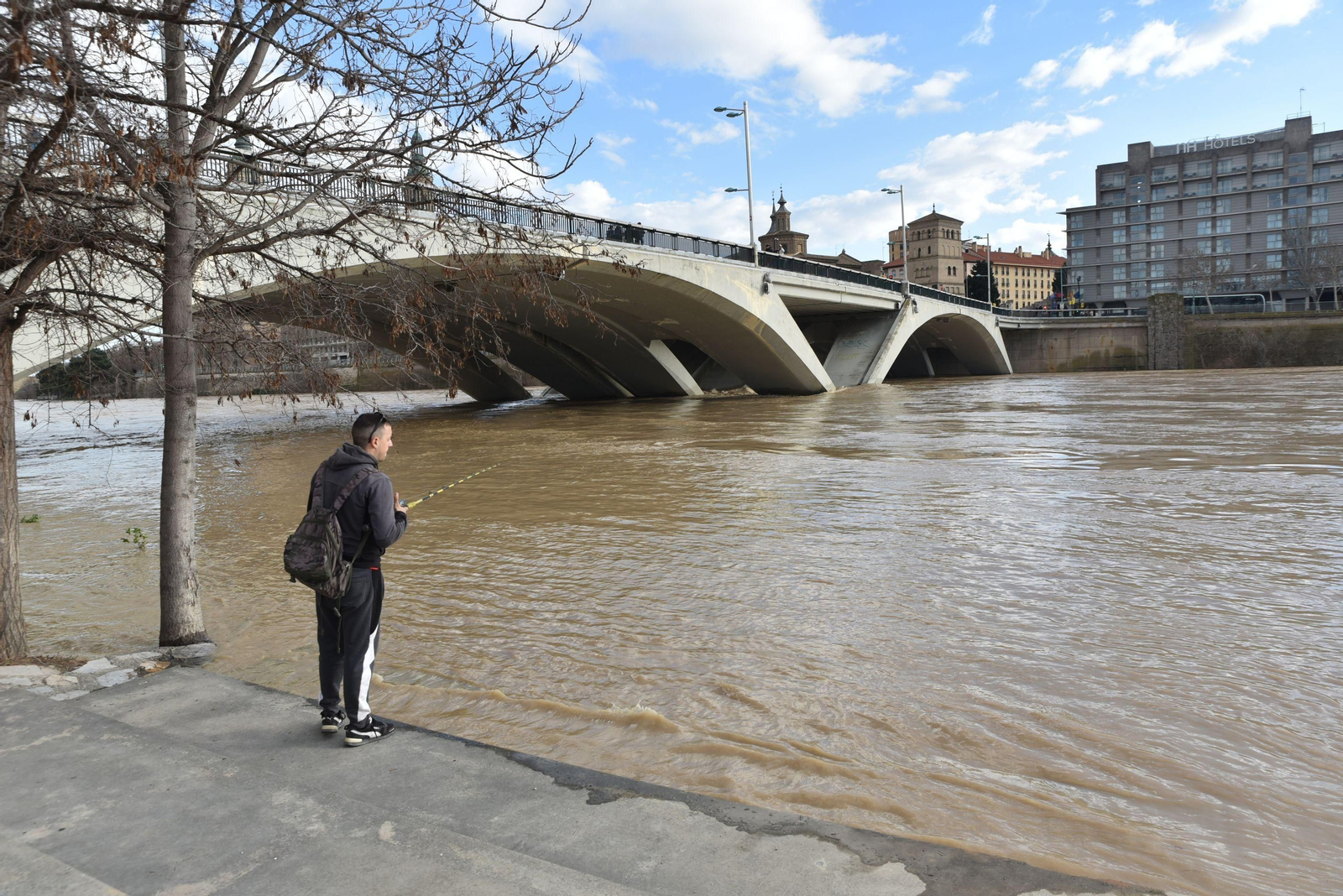 Imágenes de la crecida del río Ebro a su paso por Zaragoza