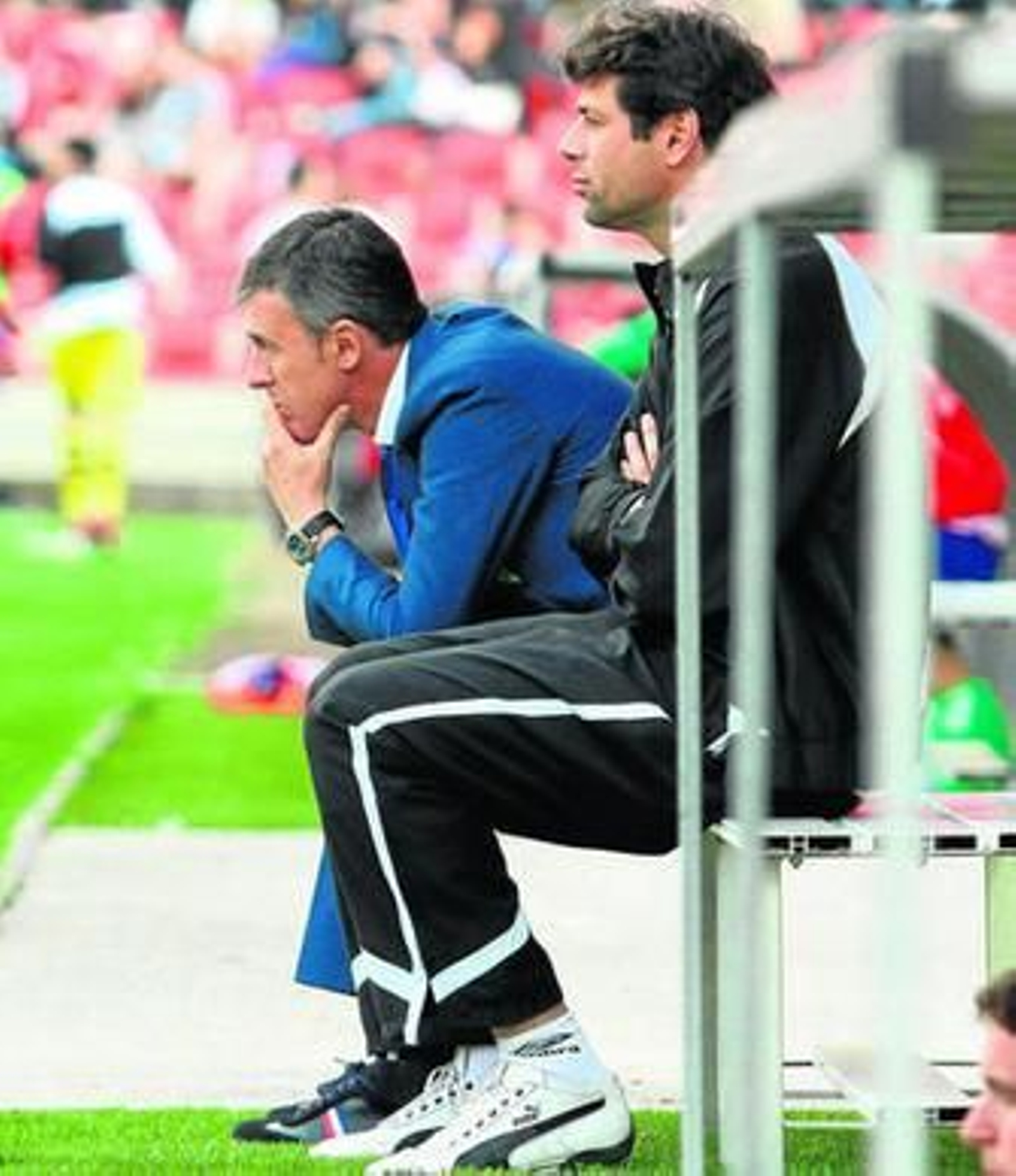 Alcaraz, en el banquillo, sigue el encuentro en compañía de Pierini.