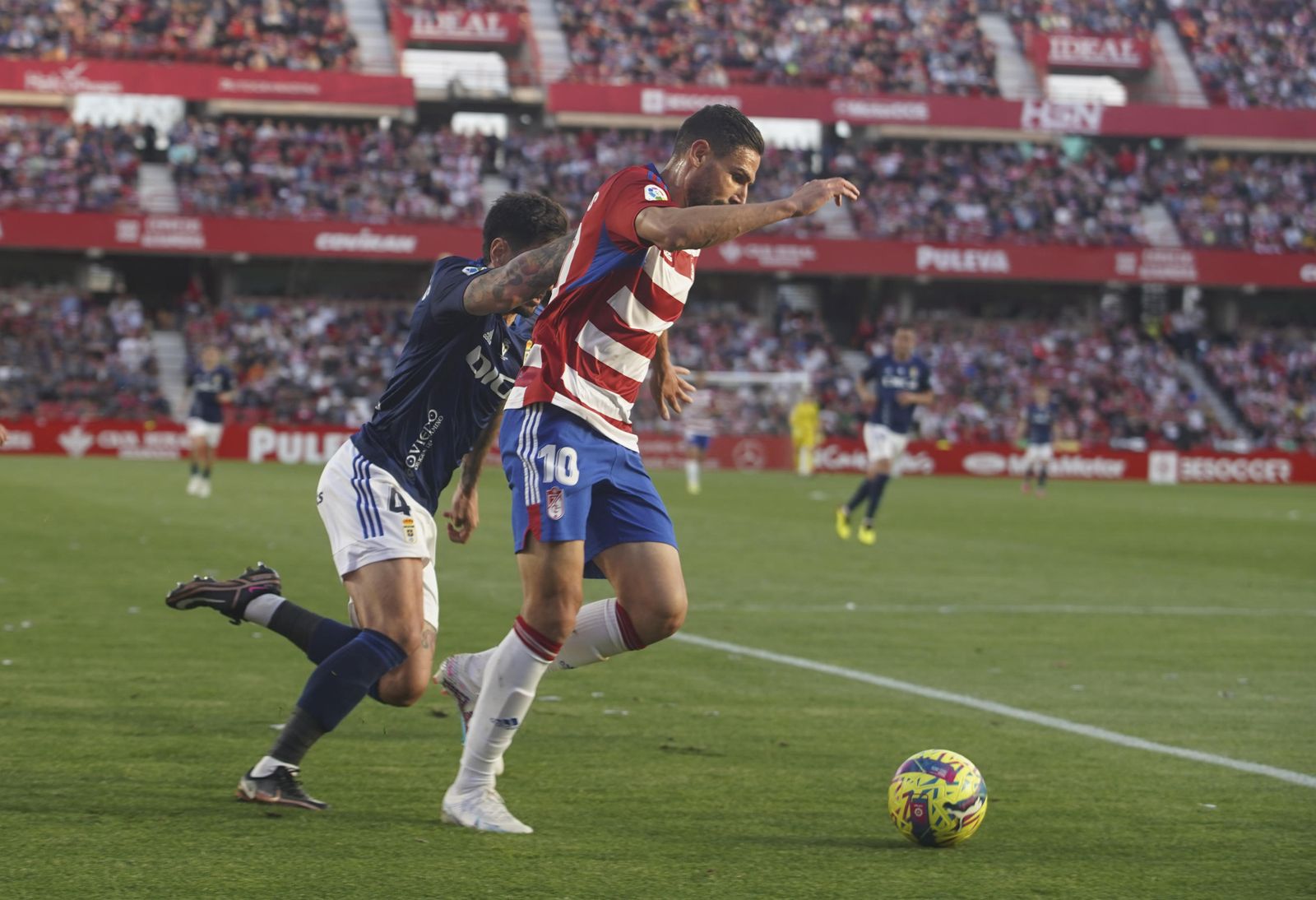 Antonio Puertas trata de marcharse de un rival en una acción del partido