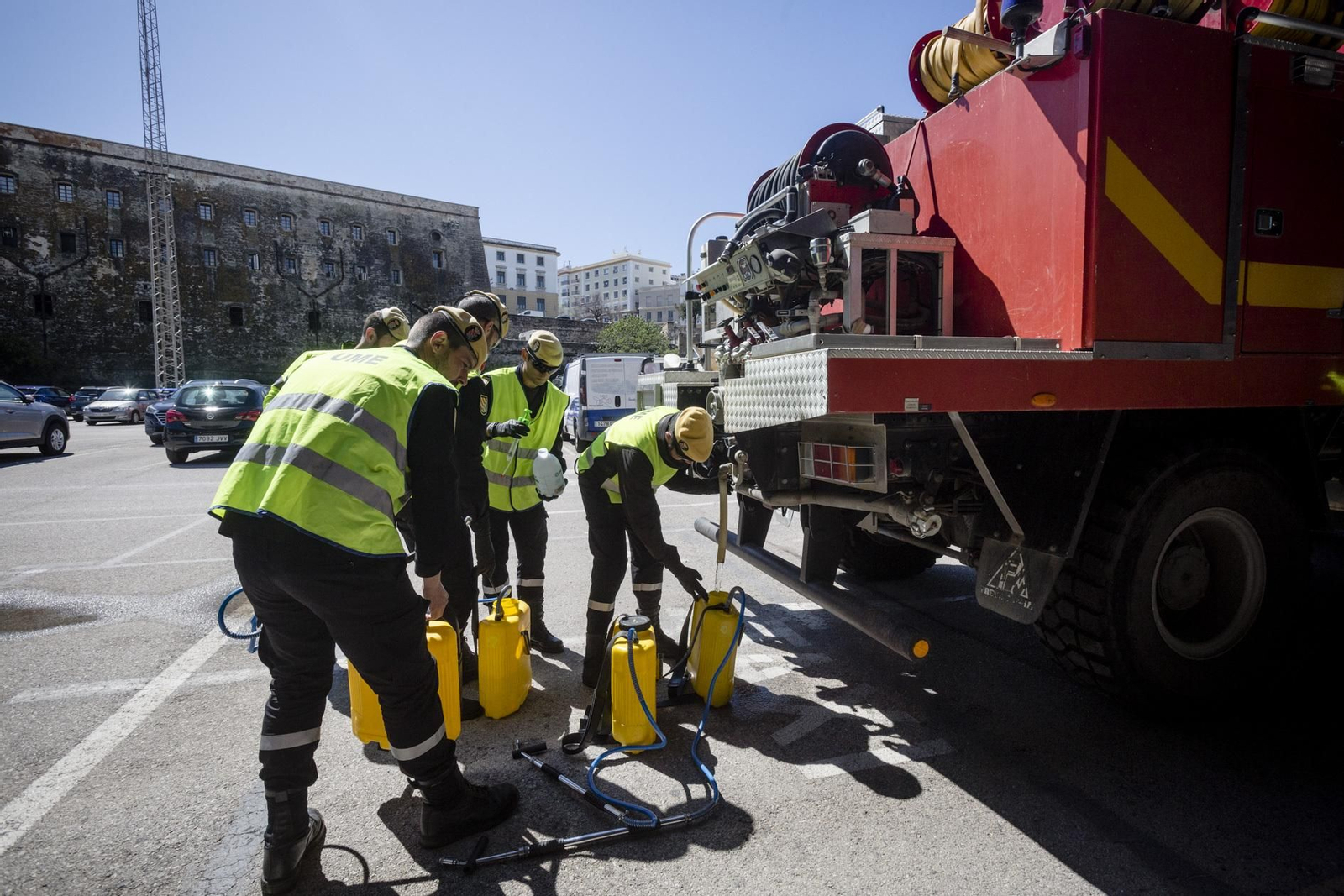 Efectivos de UME realizan labores de desinfección en la estación de trenes.
