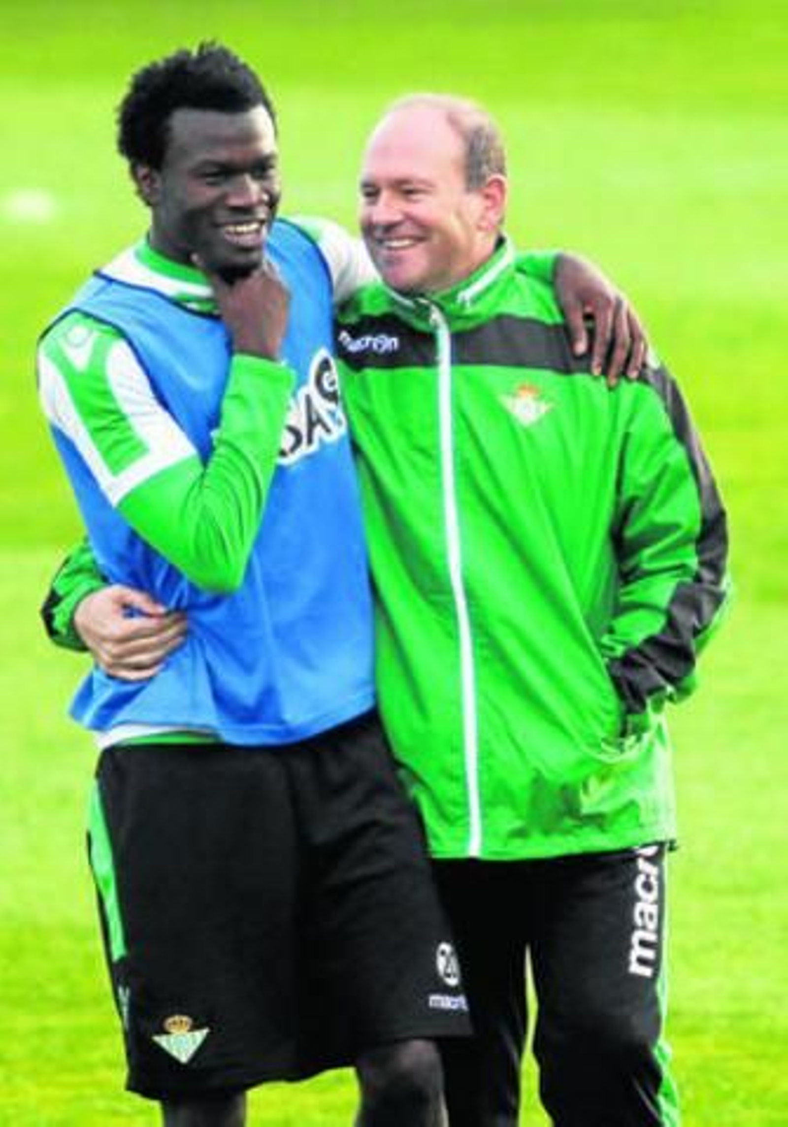 Nosa Igiebor bromea con Pepe Mel.