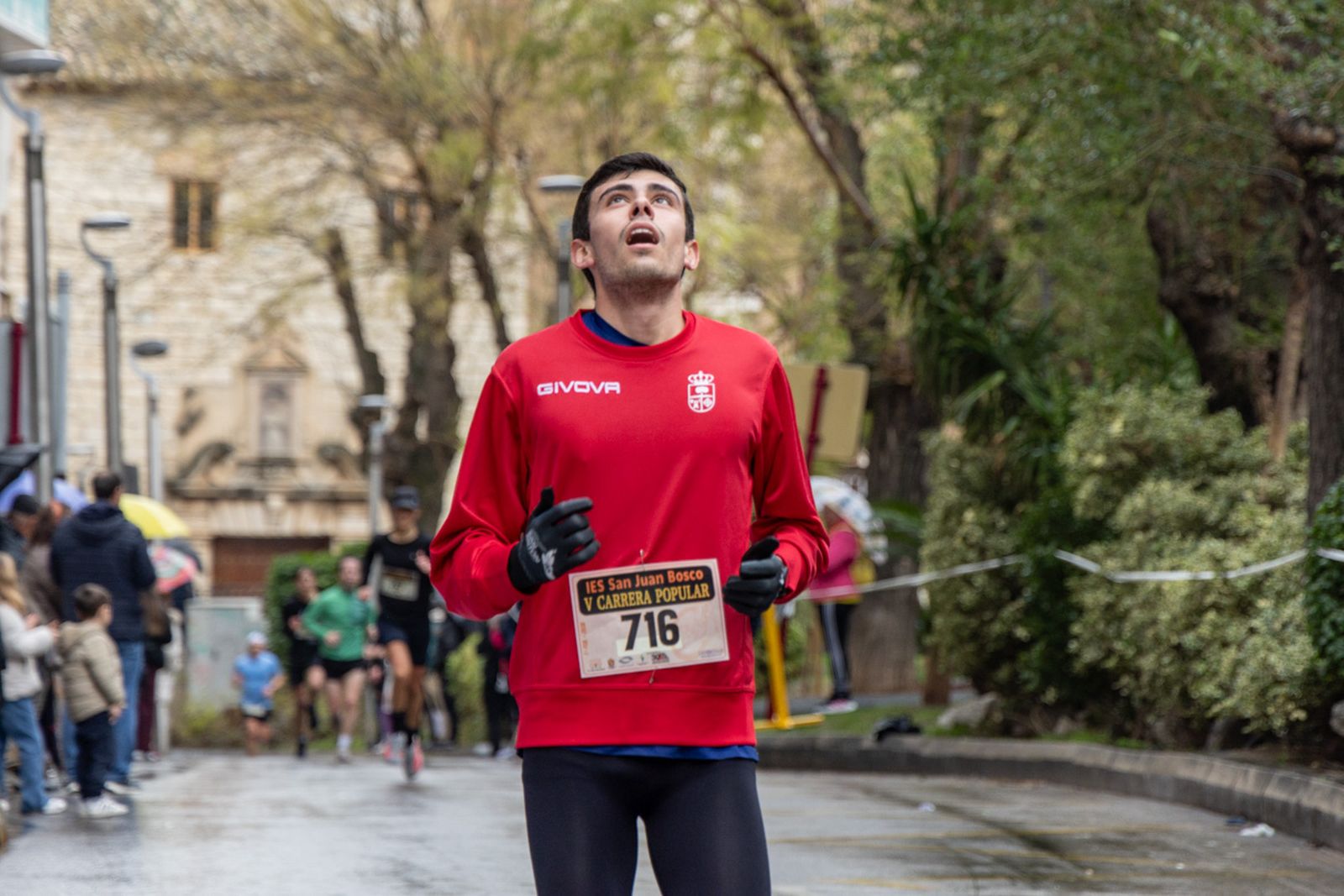 En imágenes: la lluvia no frena a más de un millar de corredores en la V Carrera Popular del IES San Juan Bosco (1)