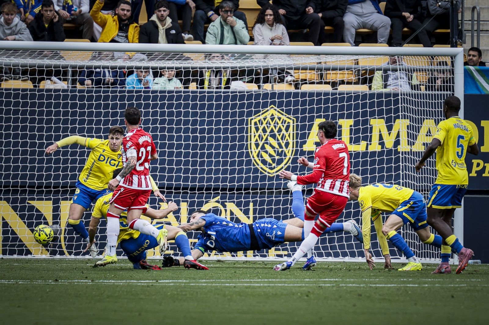 Búscate entre las imágenes del partido de fútbol Cádiz CF - UD Almería