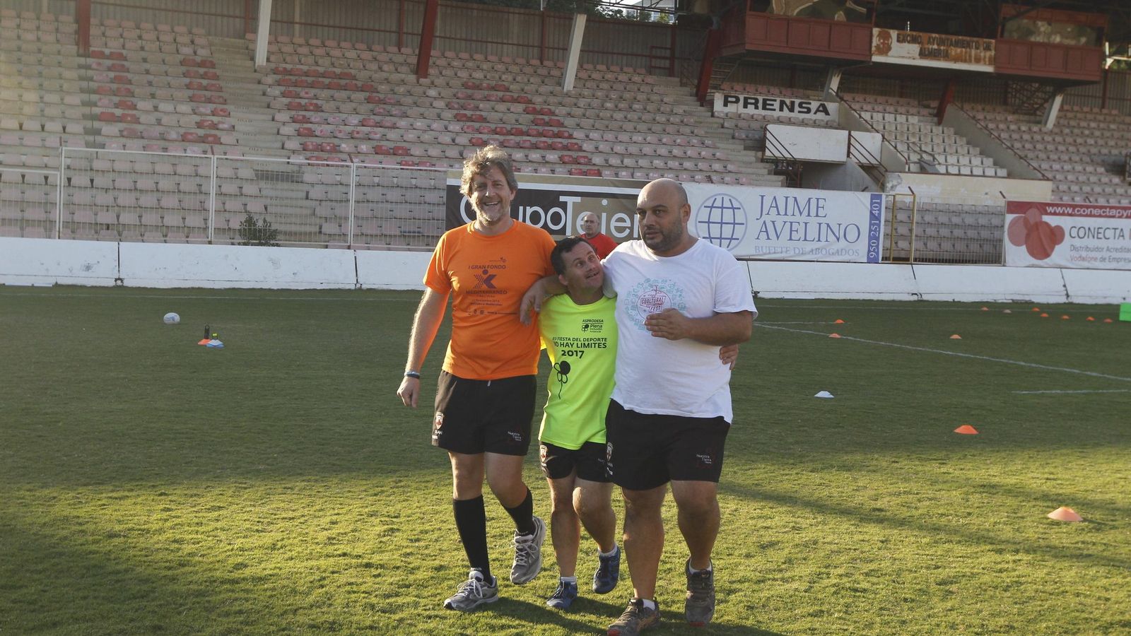 Las caras de felicidad son palpables entre toda la familia de URA Clan