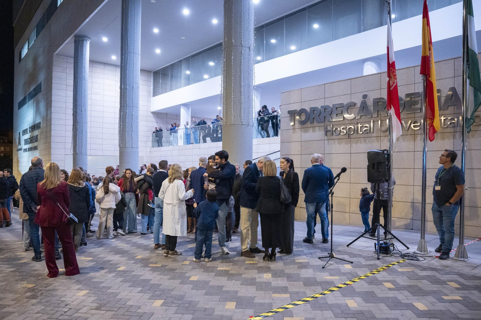 El encendido del alumbrado navideño del Hospital Universitario Torrecárdenas, en imágenes