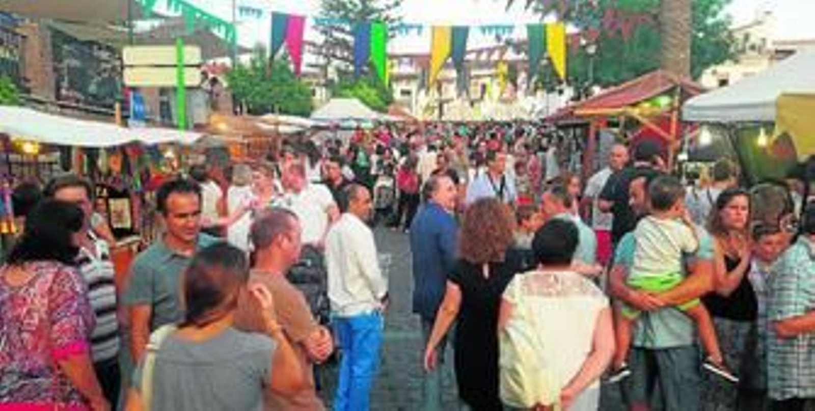 Decenas de visitantes, ayer, en el festival en su inauguración.