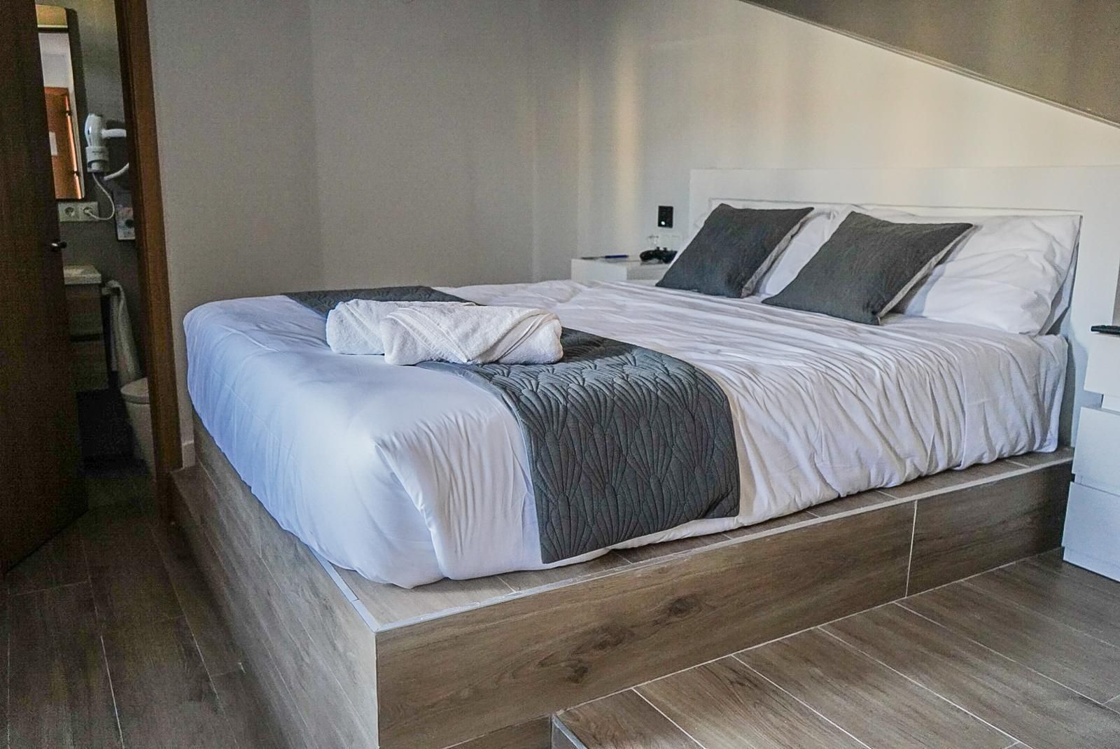 Descubre el interior del hotel impulsado por una Inteligencia Artificial en Granada: todas las imágenes