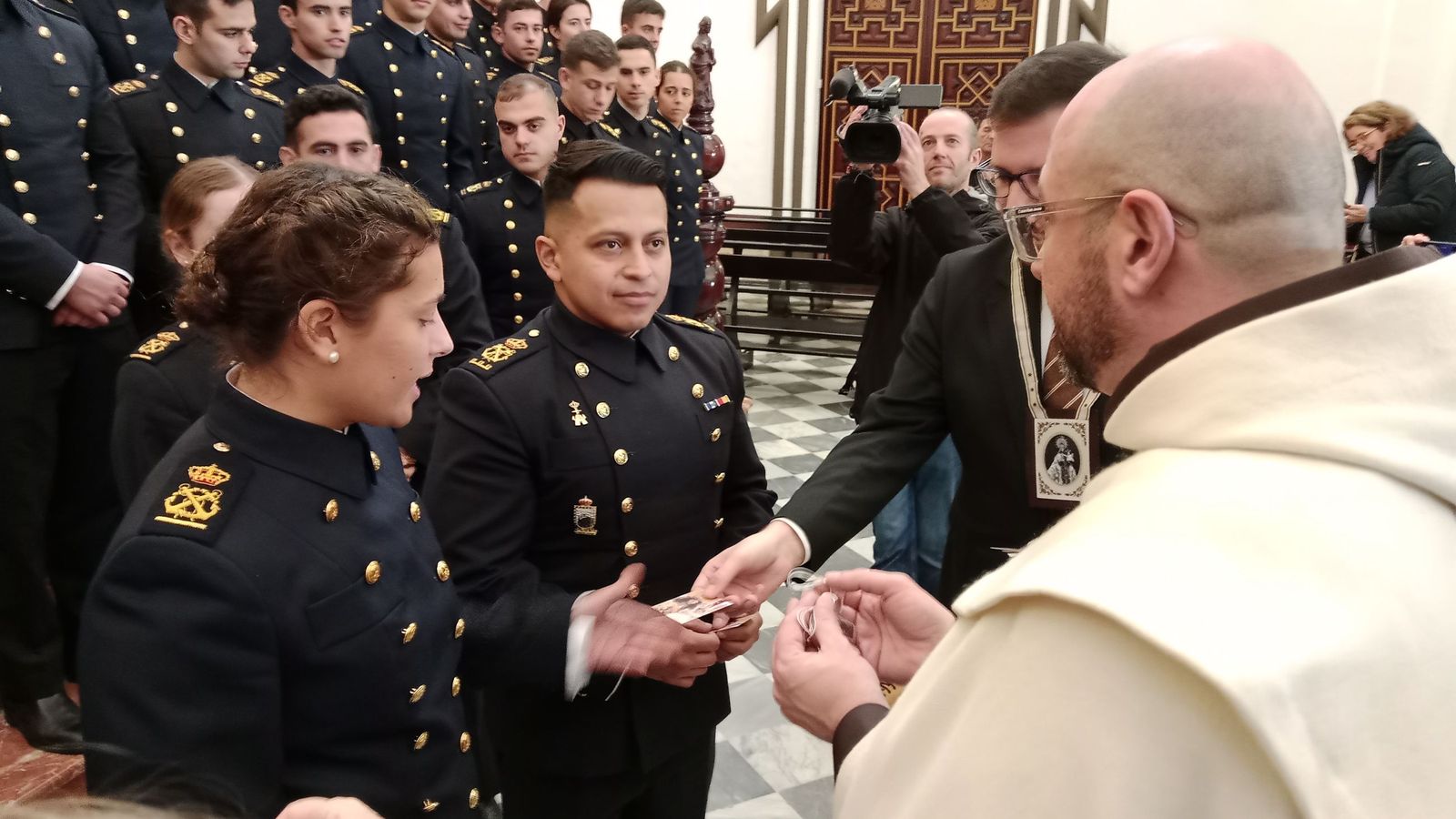 Así ha sido la despedida de los guardiamarinas de la Virgen del Carmen antes de embarcar en el 'Juan Sebastián de Elcano'