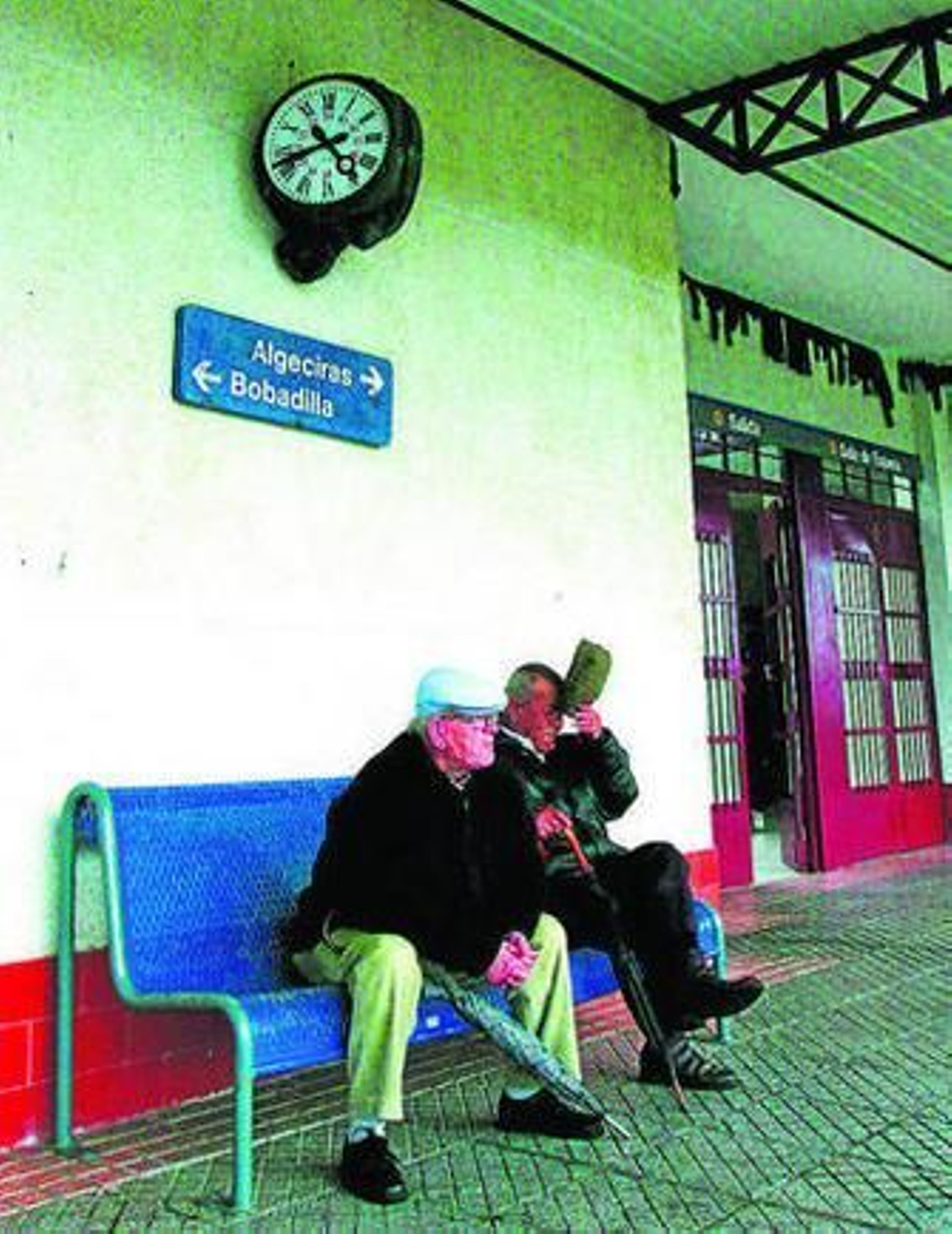Dos ancianos en la estación de tren, en imagen de archivo.