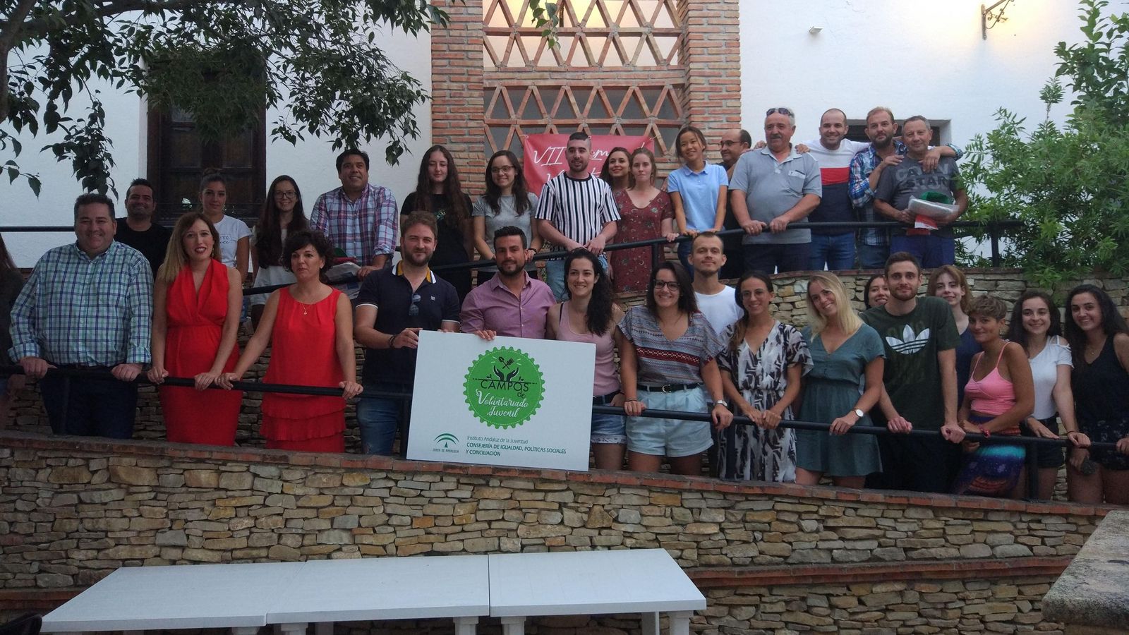 Foto de familia de los jóvenes que participan en las jornadas