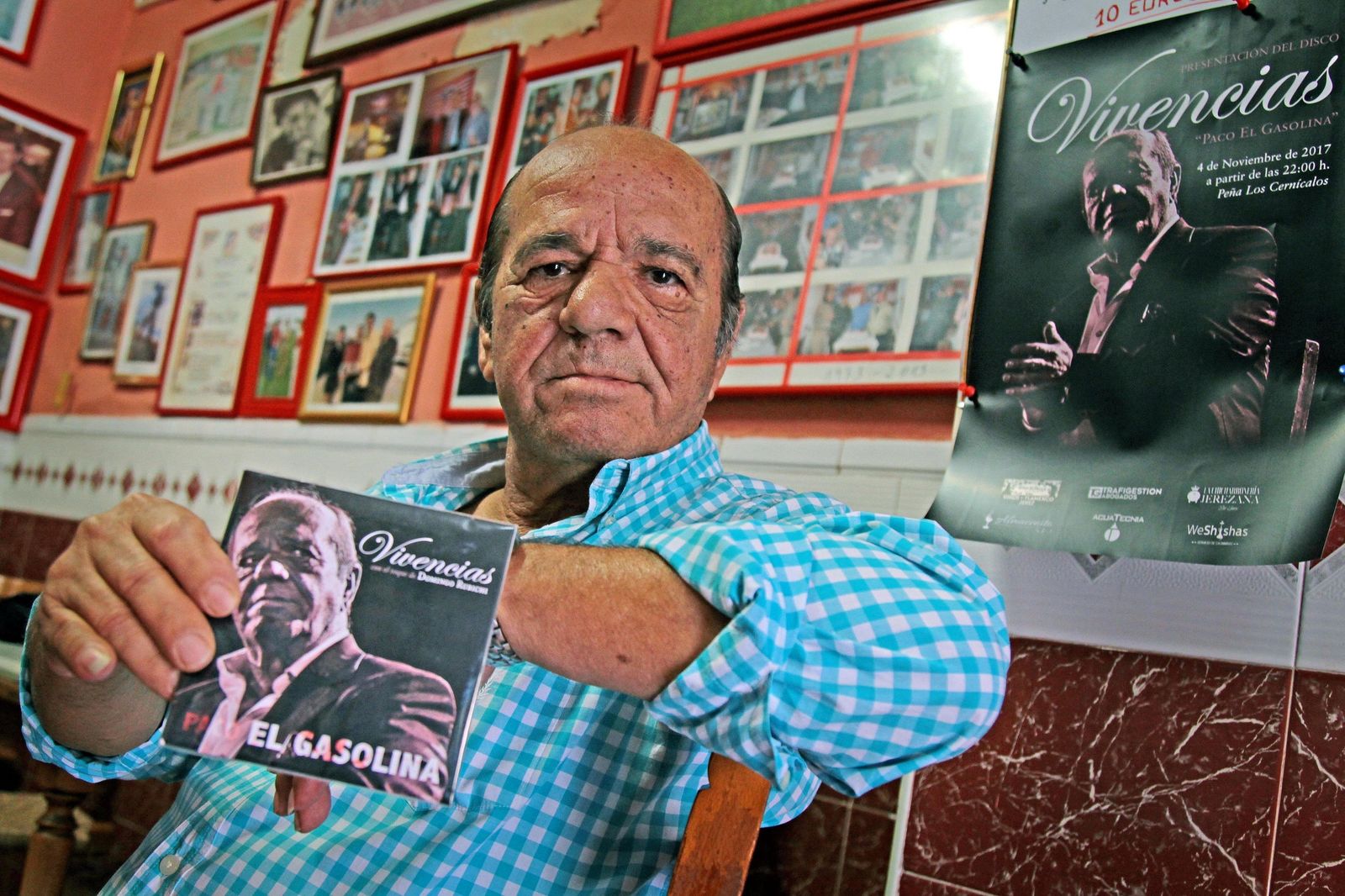 El cantaor jerezano con su disco.