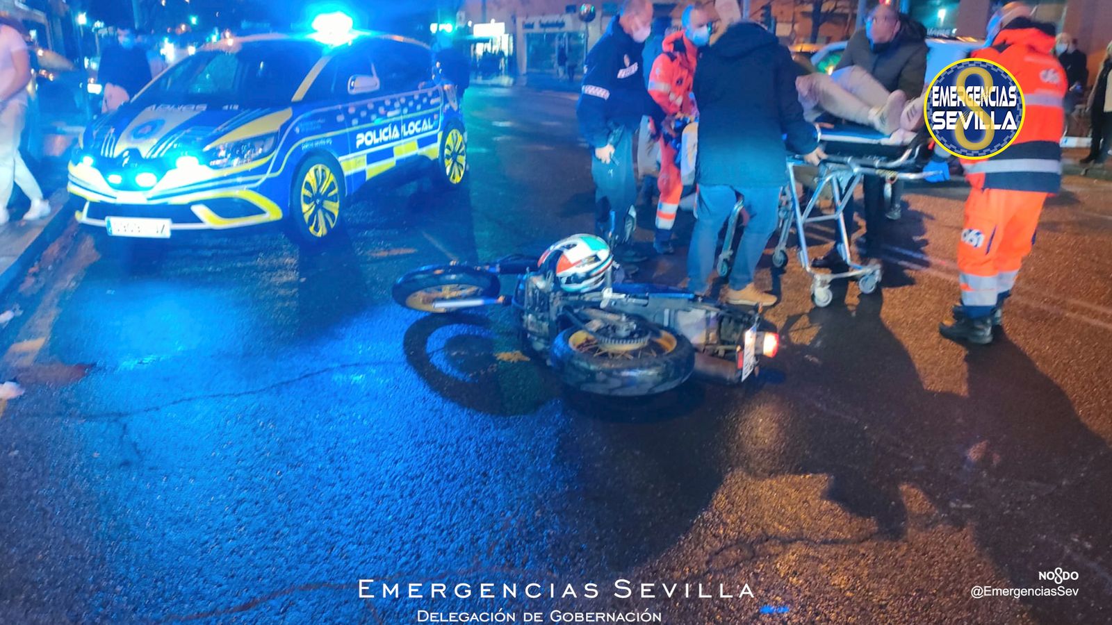 El servicio de emergencias sanitarias traslada en camilla a una de las heridas en el atropello.