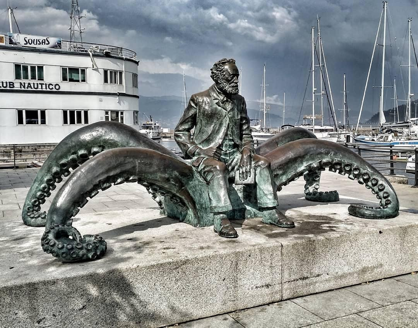 Monumento a Julio Verne.
