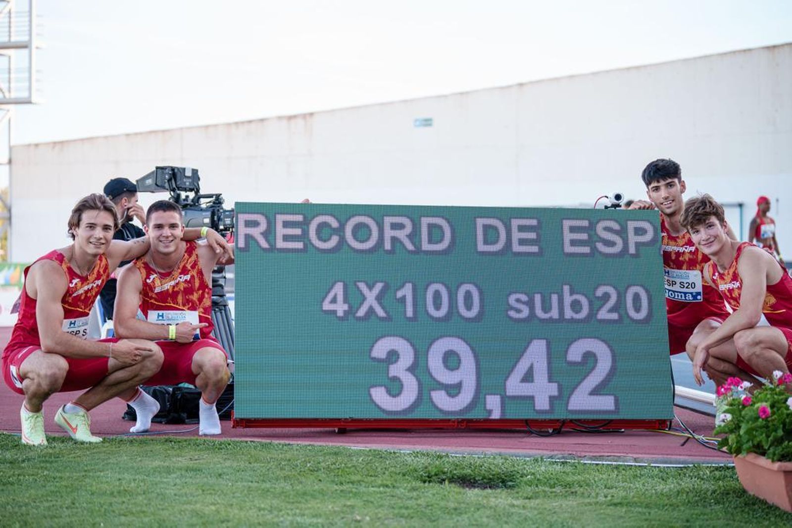 Mena, junto a sus compañeros de equipo tras batir el récord de España.