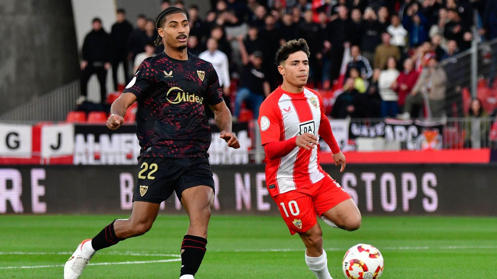 Badé y Pozo durante un lance del partido.