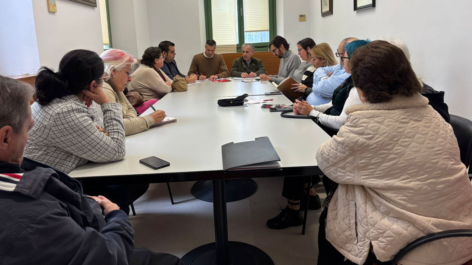 Un momento de la reunión de los grupos políticos con los representantes del centro.