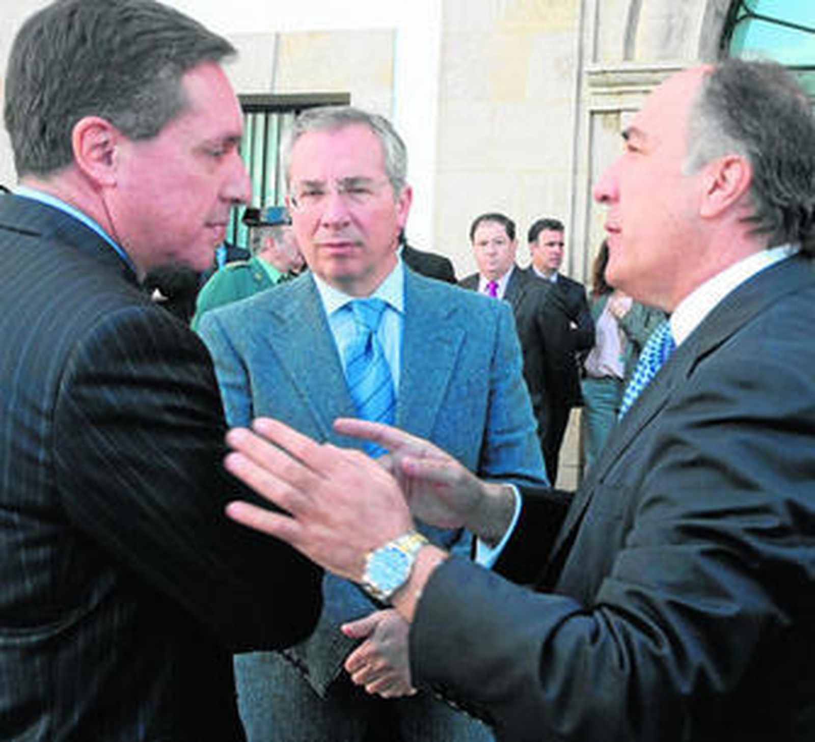 José Ignacio Landaluce y Javier de Torre saludan a Santiago Menéndez a su llegada a la Aduana.
