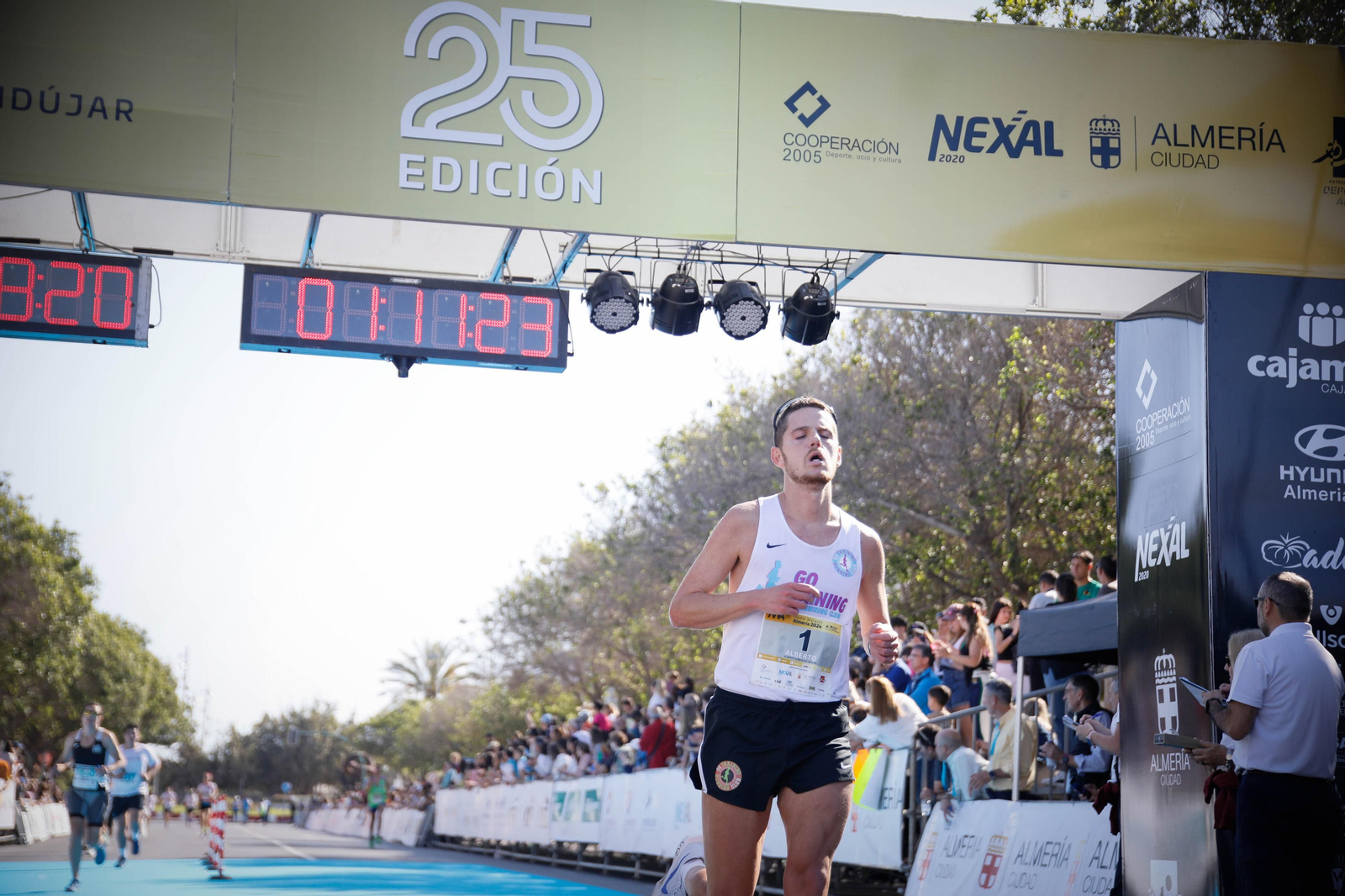 Imágenes de la llegada de la Media maratón Ciudad de Almería