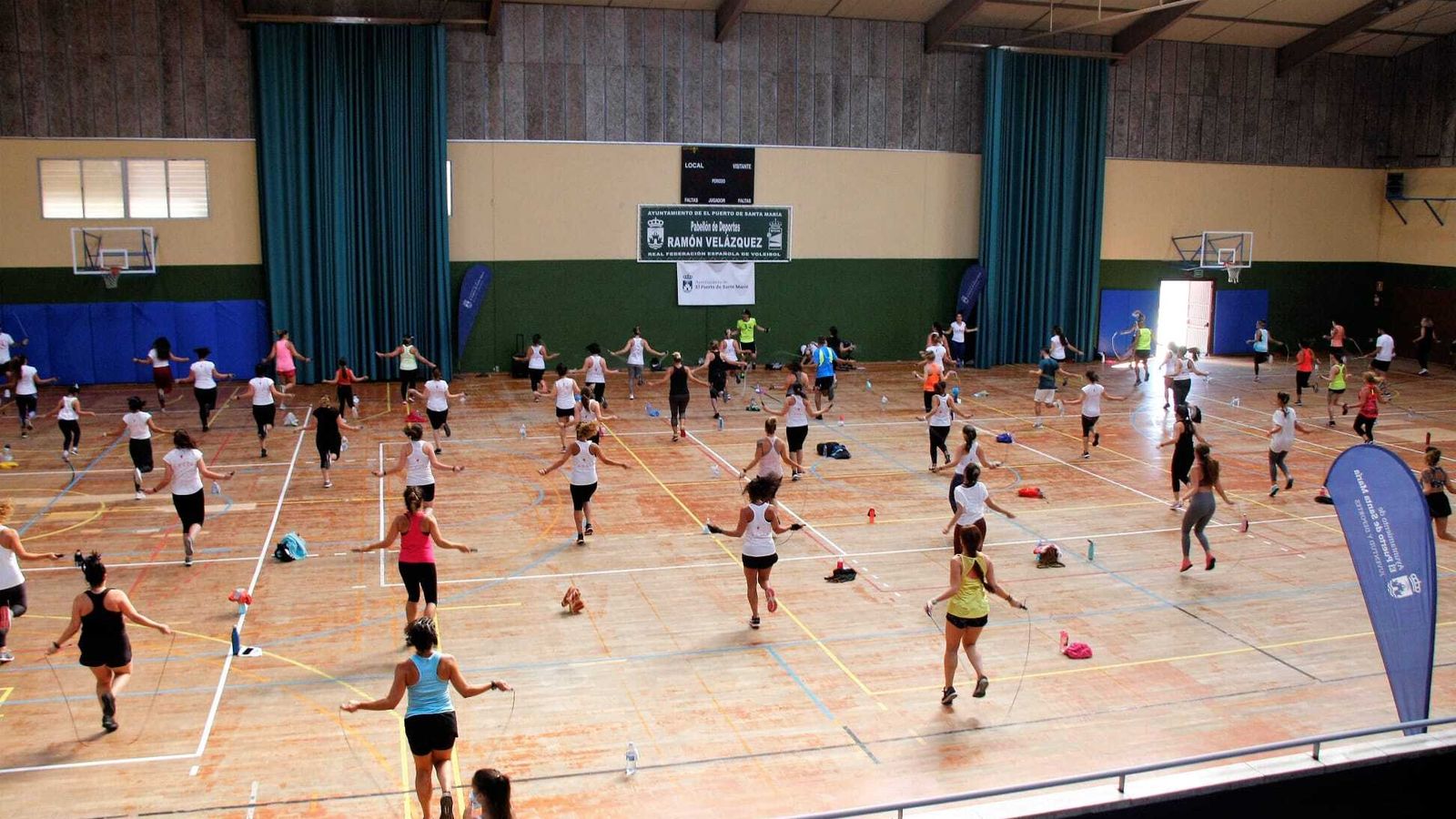 La música y la comba han conseguido una perfecta sintonía en la actividad benéfica y deportiva.