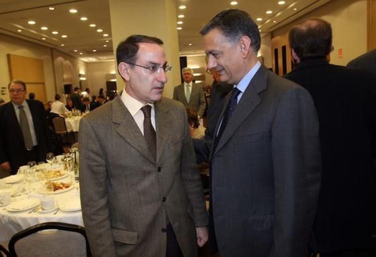 Javier González de Lara, presidente de la CEM, habla con José Luis Romero, director general de Prensa Malagueña

Foto: Reportaje gr?co: Migue Fernandez y Sergio Camacho