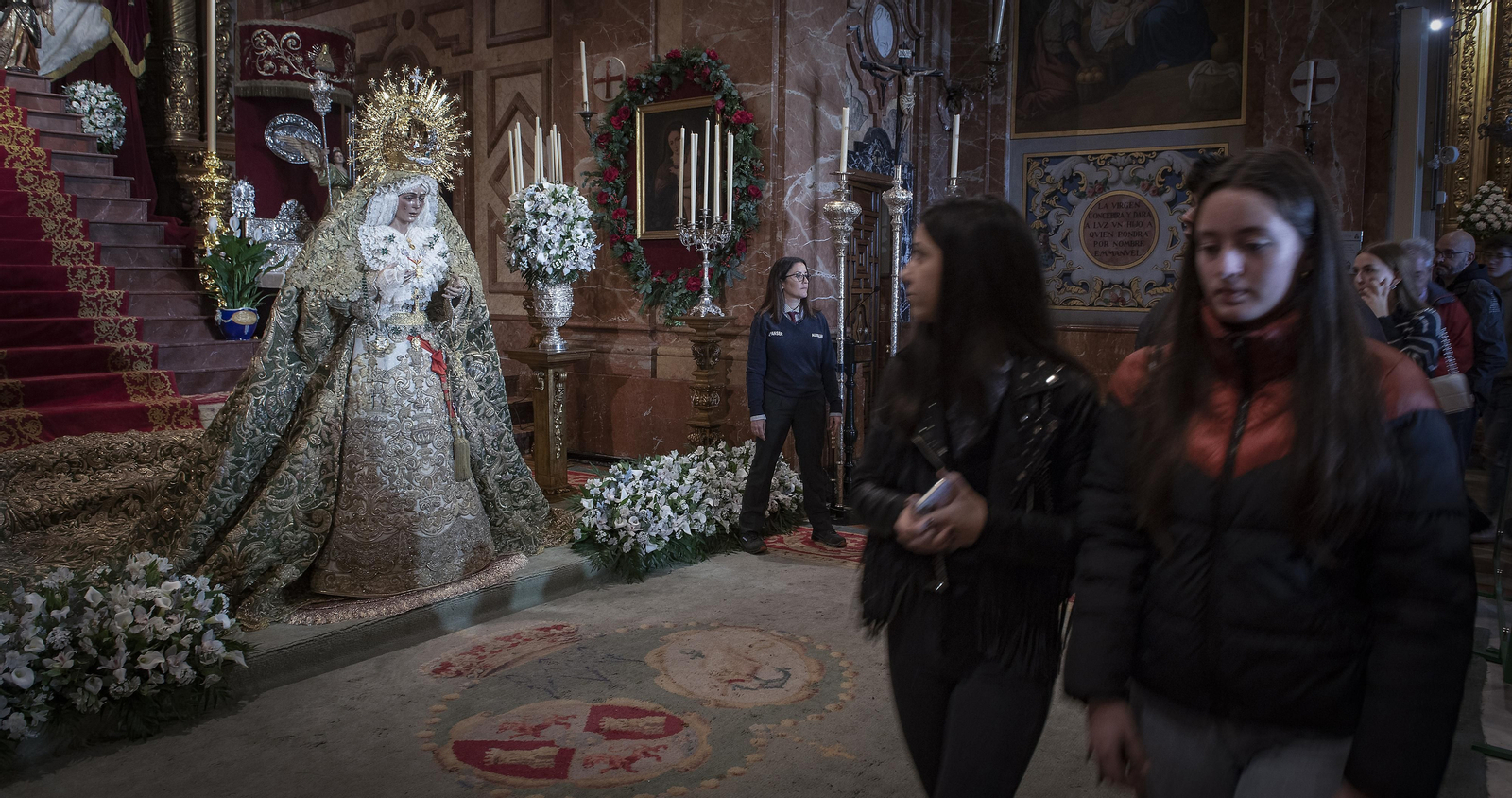 El besamanos de la Macarena, en imágenes