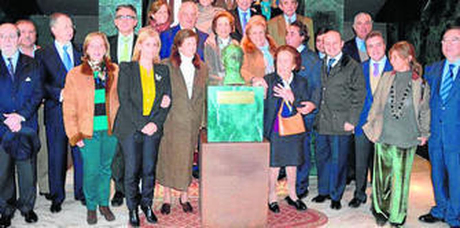 Familiares y amigos, con miembros del anterior equipo de gobierno, rodean el busto de José María Pemán en el hall del Villamarta a finales de 2014.