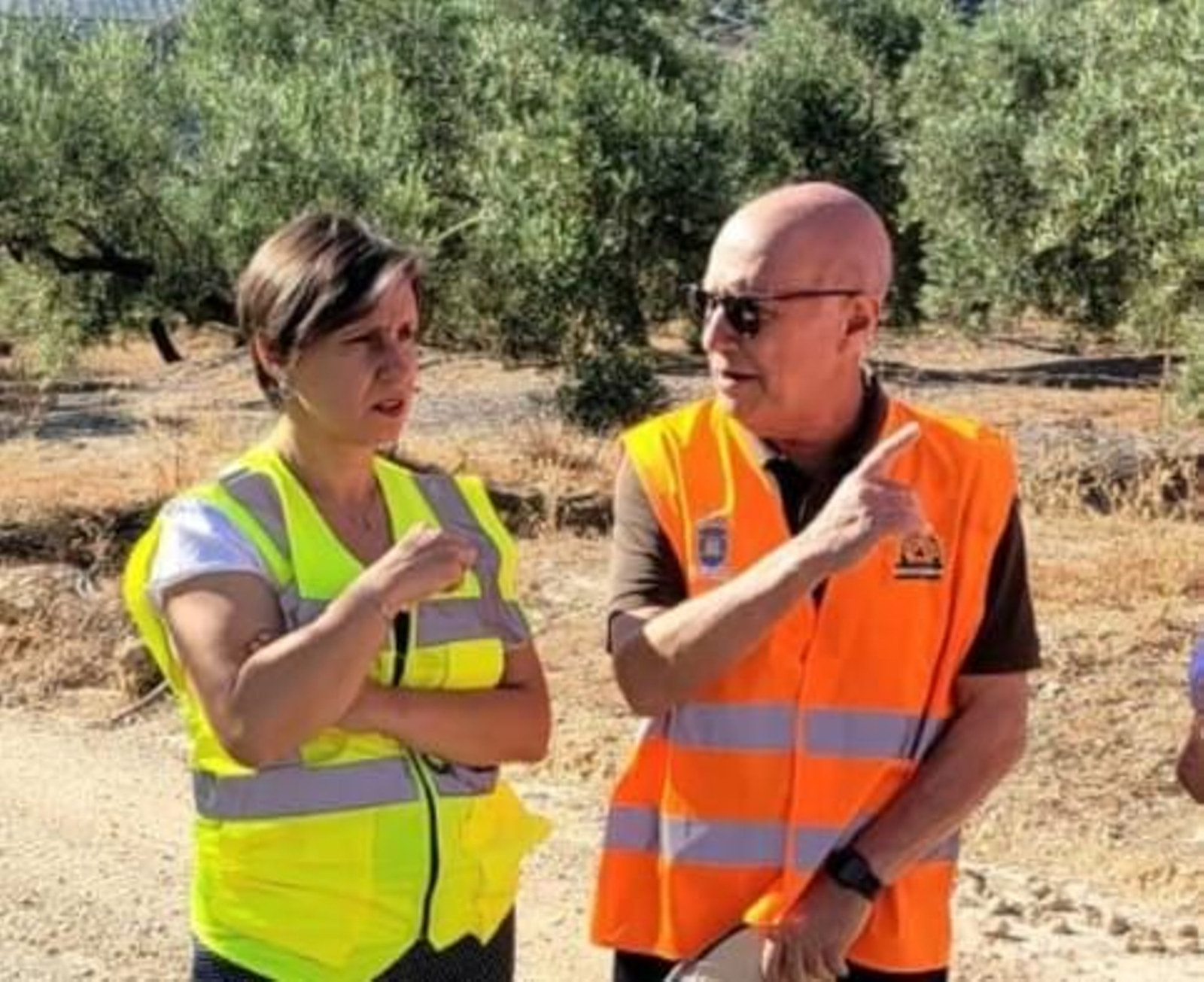 Soledad Aranda conversa con un miembro de Protección Civil en La Guardia de Jaén