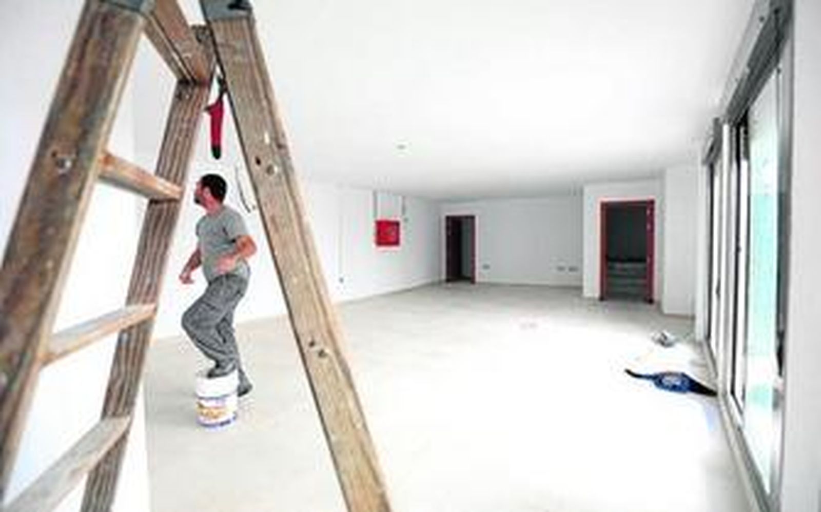 Un trabajador en una de las salas del nuevo edificio donde se prevé acabar las obras antes del próximo 15 de junio.