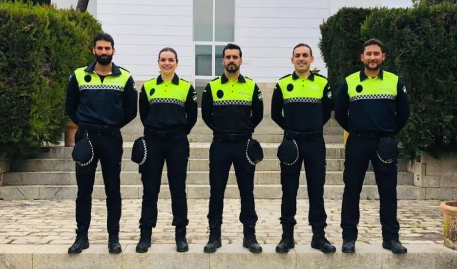 Los cinco nuevos agentes en prácticas de la Policía Local de Lucena.
