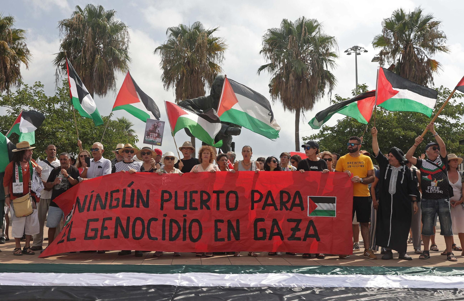 Fotos de la manifestación contra el uso del Puerto de Algeciras, para las operaciones de abastecimiento de Israel en la guerra con Gaza