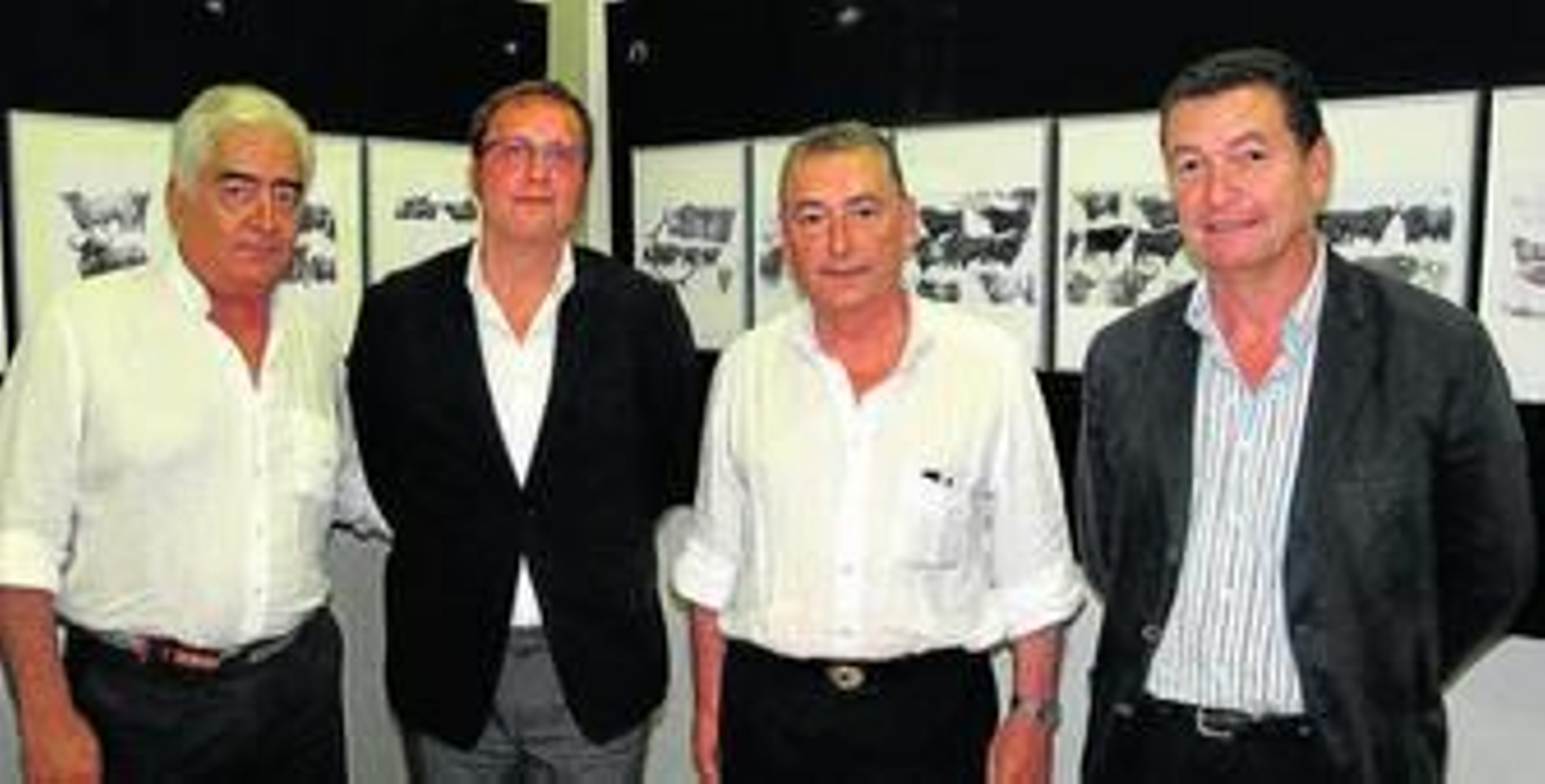 Los arquitectos Rafael Aguilar (Estudio Alminar), presidente de ABEA; Ignacio Rubiño (RGM Arquitectos), autor de la muestra, e Ignacio y Antonio Ayuso (Estudio Alminar), ante una de las series de dibujos, dedicada a los toros.