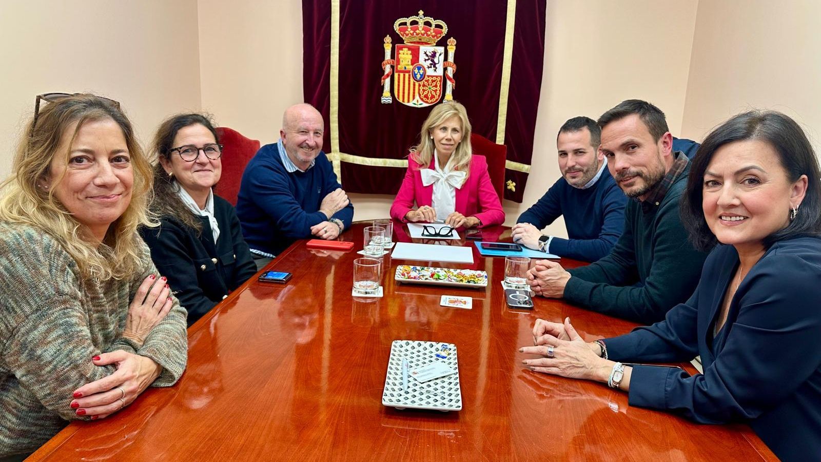 Reunión entre las asociaciones -Aspapronias, Aones, Asprodesordos, Apamys y Ánsares- que trabajan con discapacidad en Huelva y la Subdelegada del Gobierno, María José Rico.