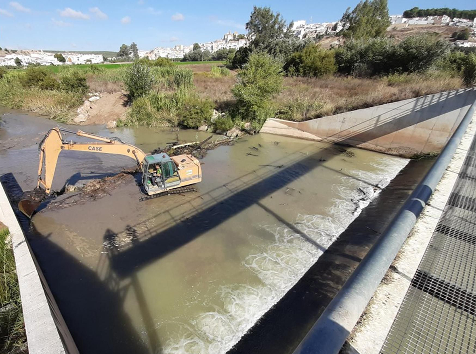 Una máquina trabaja en el cauce.