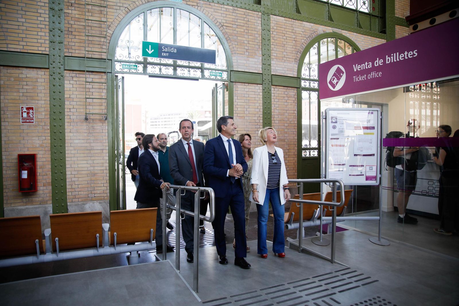 El delegado del Gobierno, Pedro Fernández, visita la estación histórica de Renfe en Almería, en imágenes