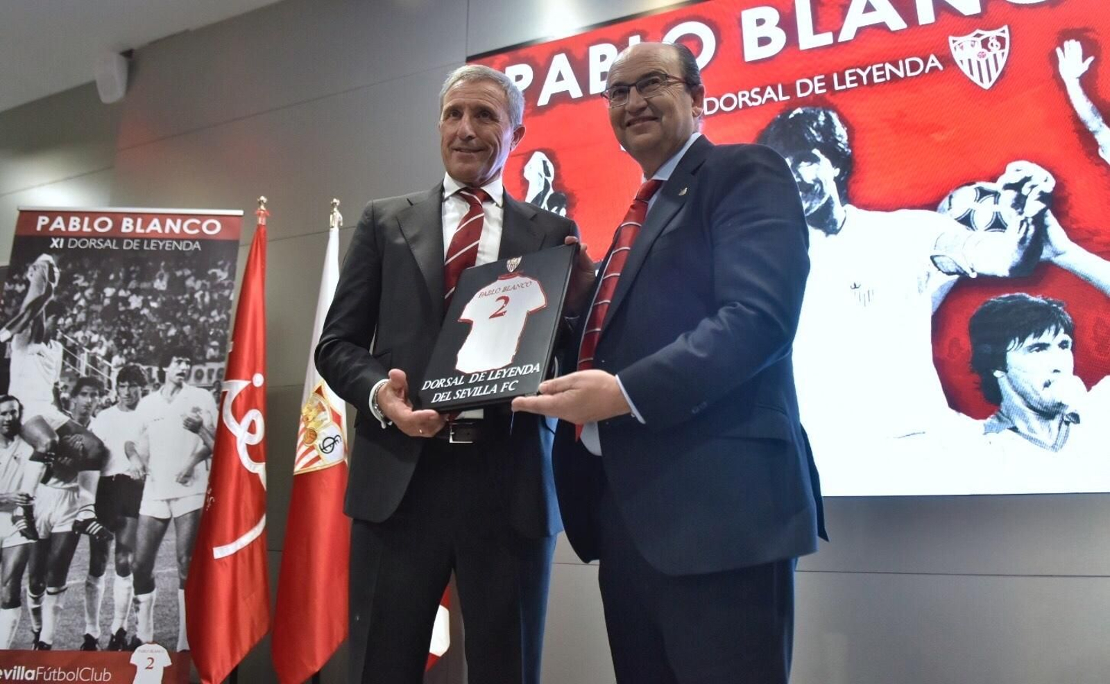 José Castro junto a Pablo Blanco tras recibir el XI Dorsal de Leyenda.